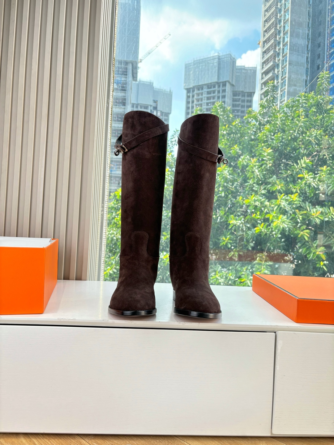 NO:484896,G06 top version original version purchased H home autumn and winter new model HERMES classic boot boots counter price is close to 20,000 yuan. The high price naturally has unique craftsmanship and quality. The leather of this boot is all imported customized, and the inner material is also imported customized cowhide. It is easy to wear and comfortable to match with the essential autumn and winter style that looks good, and the style will never go out of date no matter how you wear it. The upper imported original matte inner imported cowhide inner lining original leather sole size 35-39 for women (40.41 no return or replacement), boots, hermes, hermes, boots, cowhide19860909G06顶级版本 原版购入 H家 秋冬新款 HERMES爱马仕经典长靴靴子专柜价格接近2W高昂的售价自然有独特的工艺和品质这款靴子的皮料全部为进口定制,内里材质也是进口定制牛皮,,好穿舒适搭配什么都好看的秋冬必备款,而且风格永存怎么穿都不会过时的骑士靴. 鞋面进口原版磨砂 内里进口牛皮内里 大底原版真皮鞋底 码数女35-39（40.41不退不换),靴子,hermes,hermes,boots,cowhide,Women's Shoes