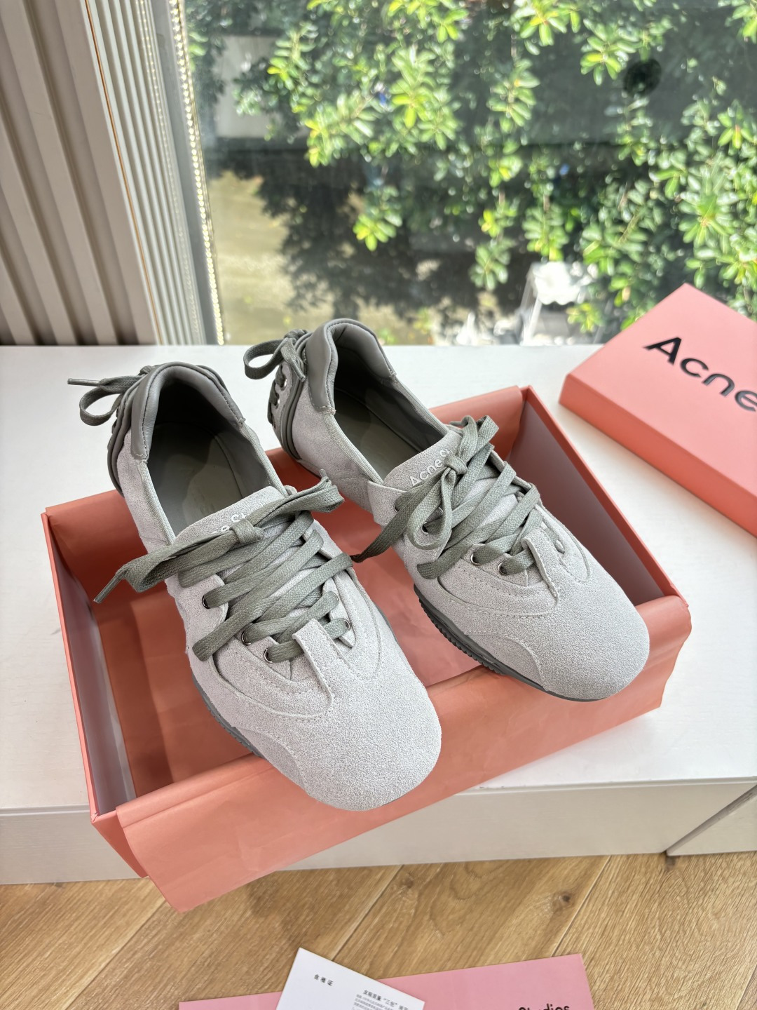 NO:480500,The new G130 Acne Studios ballet sneakers (Acne Studios combines sneakers with the current popular ballet shoes elements to launch ballet sneakers for the first time! The whole pair of shoes also refers to the pointe shoes that ballerinas really wear, creating the strap design for the first half, and there are cross straps on the heel, boat-shaped shoe body, narrow long last, etc., which are somewhat similar to the pointe shoes. The upper is made of patterned leather, and there are exquisite decorative straps at the back of the shoe. It is matched with seamless rubber soles. It is a pair of flat shoes that have a romantic and street feel. It is launched for the first time. Beige and light blue are made of cracked, and the light blue is made of tannin material. The washed antique color has a retro flavor. The original material of the fabric is the inner lining original inner lining  Sole original sole size 35-40 (40 custom made without return or replacement), casual shoes/sports shoes, acne studios, dior, flats, sneakers19860909所见即所得出货快G130Acne Studios新款芭蕾舞运动鞋(Acne Studios将运动鞋与当下热门的芭蕾舞鞋元素结合首次推出芭蕾舞运动鞋! 整双鞋也参考了芭蕾舞女演员真实穿的足尖鞋,打造前半段的绑带设计,脚后跟的地方也有交叉绑带,船型鞋身、窄长楦头等等,都和足尖鞋有几分相似. 鞋面采用带有纹路的饰面皮革制成,鞋后方还有精致的装饰性绑带,搭配无缝橡胶鞋底,是一双兼具浪漫与街头感的平底鞋. 了首次推出共有米色与淡蓝色两种配色,米色做了裂纹效果,淡蓝色则是丹宁材质,水洗的仿旧色泽很有复古的味道 面料原版材质 内里原版内里 鞋底原版鞋底 尺码35-40码（40定制不退不换）,休闲鞋/运动鞋,acne studios,dior,flats,sneakers,Women's Shoes