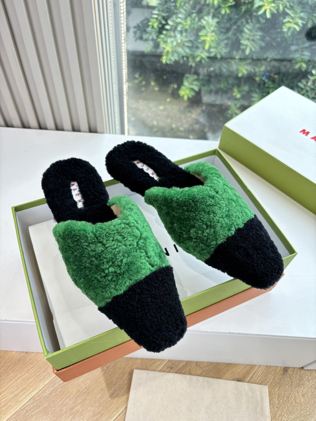 NO:480295,G026 What to see is what to get Marni autumn and winter new color-blocked fur slippers Marni autumn and winter latest flat-sole bag-toe lamb fur slippers women's singles color-blocked mules, full of femininity, warm and fashionable fabric imported wool inner wool sole 35-40 (40.41 customization without return or replacement), fur shoes slippers, marni, slippers19860909G026所见即所得Marni秋冬新款拼色毛毛拖鞋 Marni玛尼秋冬最新款平底包头羊羔毛拖鞋女单鞋拼色穆勒鞋,女人味十足,保暖又时髦 面料进口羊毛 内里羊毛 鞋底35-40(40.41定制不退不换),毛毛鞋拖鞋,marni,slippers,Women's Shoes