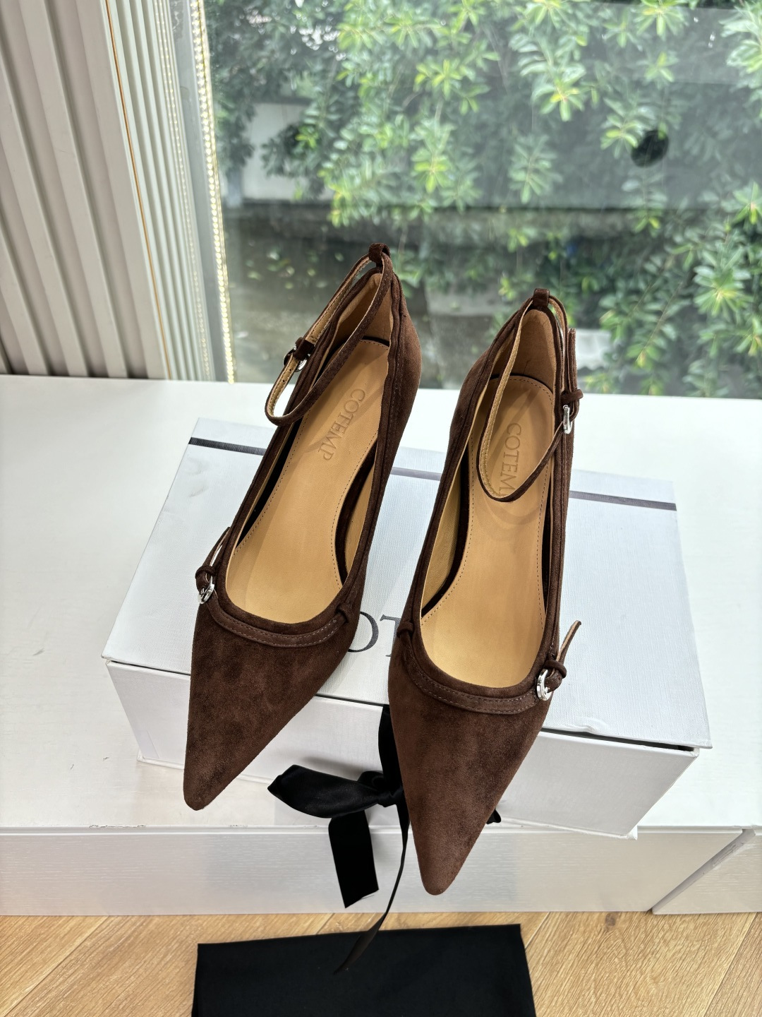 NO:480316,G213Cotem* Autumn and Winter Series | 25 SS Empyreus wristband high heels create slimness and elegance with pointed toe design. COTEMP Empyreus pointed toe wristband high heels modify details with details. This pair of pointed toe high heels wear the 'cold atmosphere' on the feet, neat lines + neat tailoring, with a high-end feeling of being strangers, slim heels give out aura, paired with small skirts/suit pants, instantly becomes the heroine of the city, 'hard currency' in the fashionable shoe cabinet, and asked what kind of thing to go out of the street, cowhide leather / cow velvet inner sheepskin heel height 6.5cm imported leather sole SIZE35-41 (40.41 custom-made without return or exchange), high heels, skirts, business  suit, cowhide, sheepskin, Leather soles19860909G213Cotem* 秋冬系列 | 25 SS Empyreus 腕带高跟鞋 以尖头设计缔造纤长与优雅,COTEMP Empyreus 尖头腕带高跟鞋,以细节修饰细节. 这双尖头高跟,是把“冷都氛围感”穿脚上了,利落线条+利落剪裁 自带生人勿近的高级感,细跟踩出气场 搭配小裙/西装裤 秒变都市大女主,时髦精鞋柜里的“硬通货” 出街被追着问那种 鞋面牛皮/牛反绒 内里羊皮 跟高6.5cm 大底进口真皮大底 SIZE35-41（40.41定制不退换）,高跟鞋单鞋,high heels,skirts,business suit,cowhide,sheepskin,Leather soles,Women's Shoes