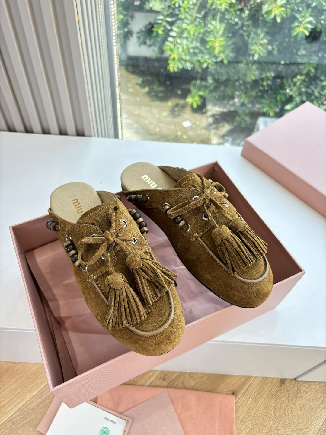 NO:480495,G002 WYSIWYG Top Quality Miu Mi* 25FW deck shoes Miumiu's new deck shoes are too design-like, the atmosphere is full of autumn and winter, comfortable and fashionable, the new autumn and winter suede kicks, playful lace-up tassels, retro dry color, and the grinding design of the inner fur makes the wear experience more high. Imported fabric beef velvet, double-sided velvet, outsole rubber sole Size35-41 (40.41 custom-made without return), semi-torch, miumiu, chamois leather19860909G002所见即所得顶级品质Miu Mi* 25FW deck shoes 麂皮船鞋 miumiu家新款deck shoes也太有设计感了吧,秋冬氛围感拉满,舒适又时尚,秋冬新款麂皮一脚蹬,俏皮的系带流苏,复古的干异色系,内里磨毛的设计让穿着体验度更加高涨 面料进口牛反绒 内里双面绒 大底橡胶大底 Size35-41（40.41定制不退换）,半拖,miumiu,chamois leather,Women's Shoes