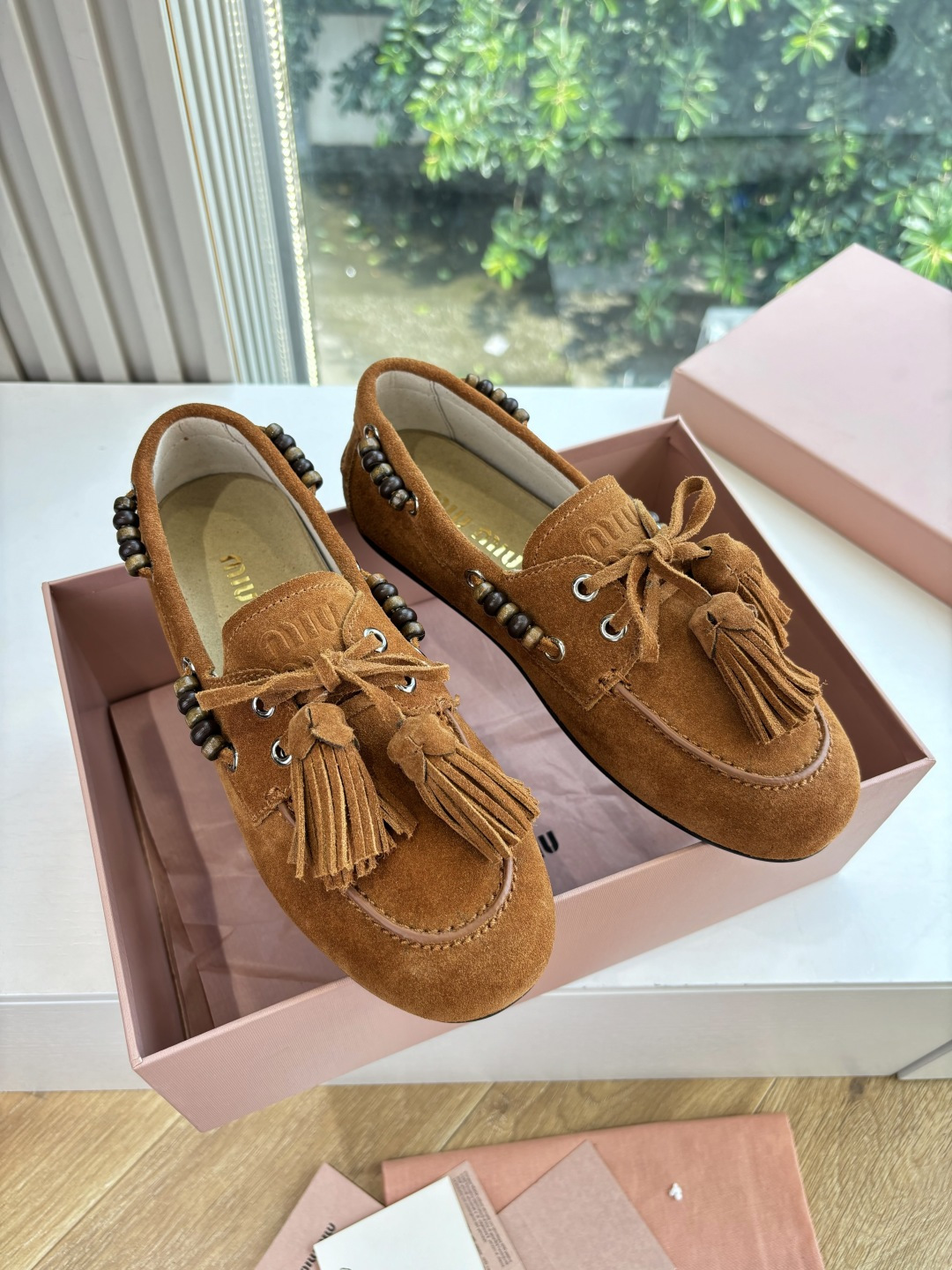 NO:480493,G002 WYSIWYG Top Quality Miu Mi* 25FW deck shoes Suede Boat Shoes Loafers Miumiu's new deck shoes are too design-like, full of autumn and winter atmosphere, comfortable and fashionable, new autumn and winter suede kicks, playful lace-up tassels, retro dry color, grinding design inside makes the wear experience more high. Imported ox fleece fabric double-sided fleece outsole rubber sole Size35-41 (40.41 custom-made without return or exchange), loafers, miumiu, loafers, chamois leather19860909G002所见即所得顶级品质Miu Mi* 25FW deck shoes 麂皮船鞋乐福鞋 miumiu家新款deck shoes也太有设计感了吧,秋冬氛围感拉满,舒适又时尚,秋冬新款麂皮一脚蹬,俏皮的系带流苏,复古的干异色系,内里磨毛的设计让穿着体验度更加高涨 面料进口牛反绒 内里双面绒 大底橡胶大底 Size35-41（40.41定制不退换）,乐福鞋,miumiu,loafers,chamois leather,Women's Shoes