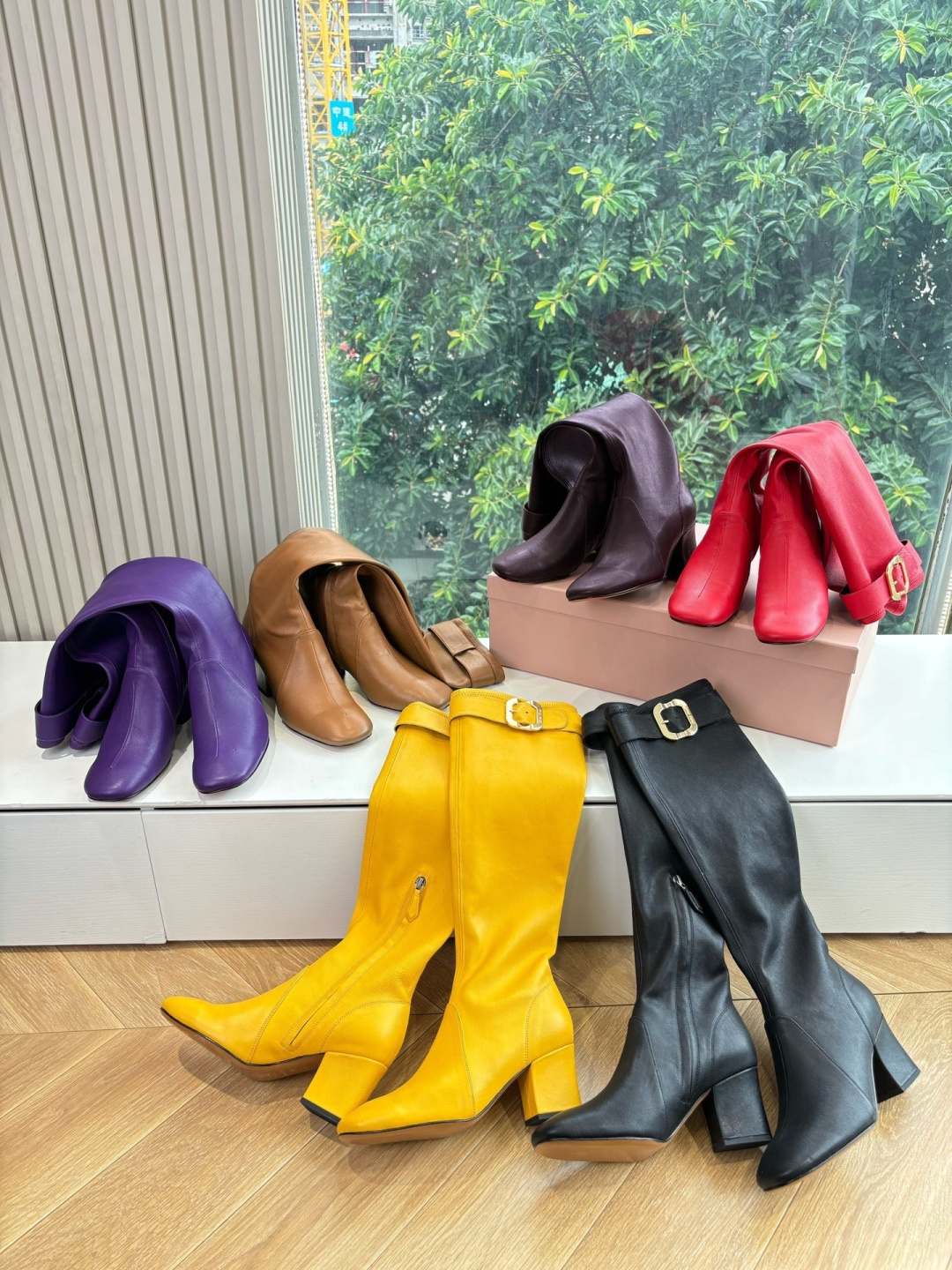 NO:480489,G002 purchasing level out of stock, the hottest model of Miumiu Miumiu 25 autumn and winter elastic boots. I ordered it for a long time, and I forgot about this pair of shoes. Finally arrived. Black is boring, but the caramel color looks good~ suitable for wearing over-knee skirts. The slack feel of long boots. A pair of Fengshen elastic boots look good no matter how you wear it. This summer fashionista favorite looks not very comfortable. It is super comfortable to wear. Before you receive Miu shoes, imported elastic sheepskin fabric imported lining. Size 35-40 (40, 41 customization, no return or replacement), boots, miumiu, boots, skirts, cowhide, sheepskin19860909G002代购级别断货王爆款 Miumiu谬谬miumiu25秋冬弹力长靴 订了好久了,都忘了这双鞋了,终于到货了.黑色比较无聊,还是焦糖色好看～适合搭过膝半裙 造型长靴松弛感限量走秀款一双封神弹力袜靴 怎么穿都好看今夏时髦精最爱 看起来不怎么舒服 上脚超级舒服 在你们收到miu鞋子之前 面料进口弹力羊皮 内里进口牛皮内里 尺码35-40(40,41定制不退不换）,靴子,miumiu,boots,skirts,cowhide,sheepskin,Women's Shoes