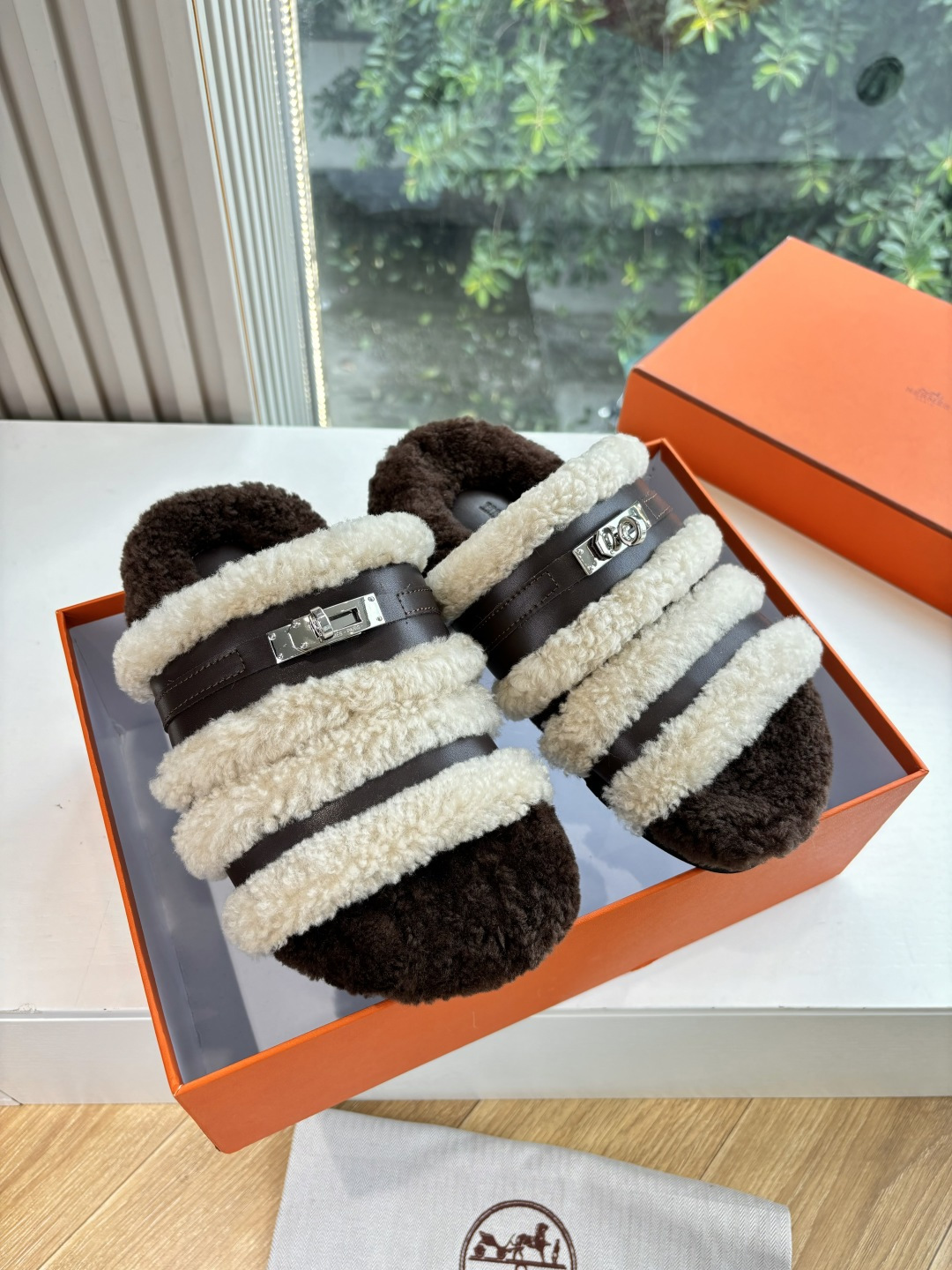 NO:480356,G021* Hermes fur integrated roll cake with Erjiu drag. This year, all fabrics are made of A+ fur integrated roll cake with fur. Furry. Cute, with cloud-like feel, barefoot or paired with socks. They are all fashionable. Original material of fabric, inner wool, original sole, size 35-39 (customized for 40.41) No return or replacement, semi-dragged fur shoes, hermes, socks19860909G021*爱马仕皮毛一体卷糕毛二舅拖 今年面料均选用A+皮毛一体卷糕毛 毛茸茸的 敲可爱的,踩云脚感,光脚或者搭配个袜子穿,都时髦的不行哦 面料原版材质 内里羊毛 鞋底原版鞋底 尺码35-39（40.41定制）不退不换,半拖毛毛鞋,hermes,socks,Women's Shoes