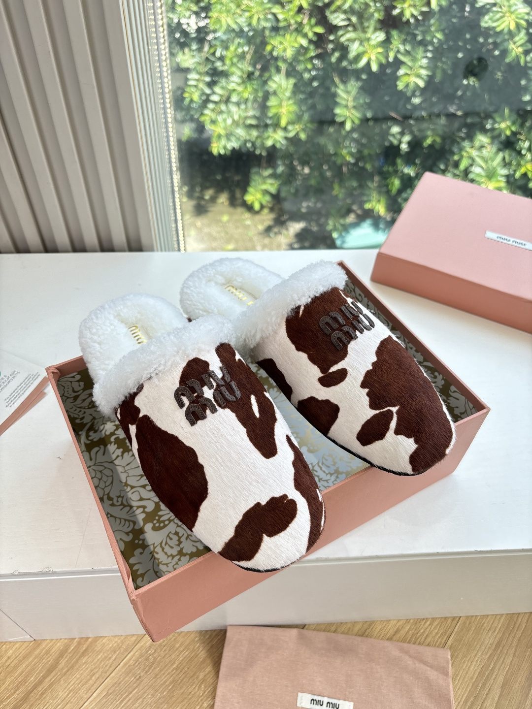 NO:480350,G021 Wow See That's Wow Get Top Woolen Miumiu 25 Autumn and Winter New Imported Wool Slippers Simple styling, ultra-light original molded sole, perfect foot feel, easy to wear, sheepskin upper imported wool Size: #35-41 (40 41 custom made without return), semi-dragged wool shoes, miumiu, slippers, sheepskin19860909有量有价G021所见即所得顶级羊毛内里miumiu25秋冬新款进口羊毛拖鞋 简约造型,超轻原版开模鞋底,脚感妥妥满分 好穿好搭, 鞋面羊皮 内里进口羊毛 Size: #35-41（40 41定做不退换）,半拖毛毛鞋,miumiu,slippers,sheepskin,Women's Shoes