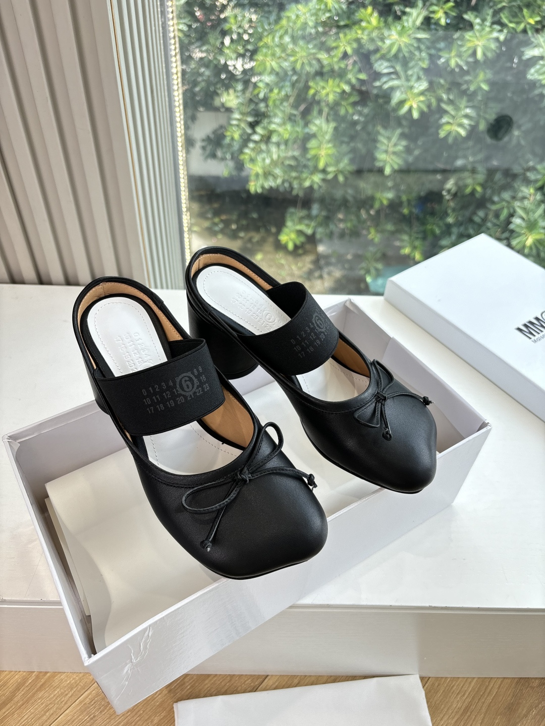 NO:480344,G077 Purchase Level 2025Maison Margie*Majra split toe thick heel flat bottom retro Mary Jane doll head apple head ballet single shoes Great version Very difficult to make!  Majila's split-toe shoes are pushed to the forefront again, and Xiaohongshu publishes one by one!  Sexy and spicy girls must have. The fried chicken looks good with your feet. Everyone, don’t worry, you will be the most unique existence in that crowd. Imported silk/cowhide, inner footbed cowhide, outsole, imported Italian leather sole. Size: 35-39/40. Customized, no return or replacement, ballet shoes, masion margiela, mary jane, cowhide, real silk19860909G077代购级别2025Maison Margie*马吉拉分趾粗跟平底复古玛丽珍娃娃头苹果头芭蕾舞单鞋 太棒了的版本 非常不好做！马吉拉分趾鞋又被推到风口啦 小红书发一个爆一个！性感酷辣女孩必备 上脚炒鸡好看 大家放心冲穿上它你就是那个人群中最独特的存在 面料进口真丝/牛皮 内里垫脚牛皮 大底 意大利进口真皮底 码数:35-39/40.定制不退不换,芭蕾舞鞋,masion margiela,mary jane,cowhide,real silk,Women's Shoes