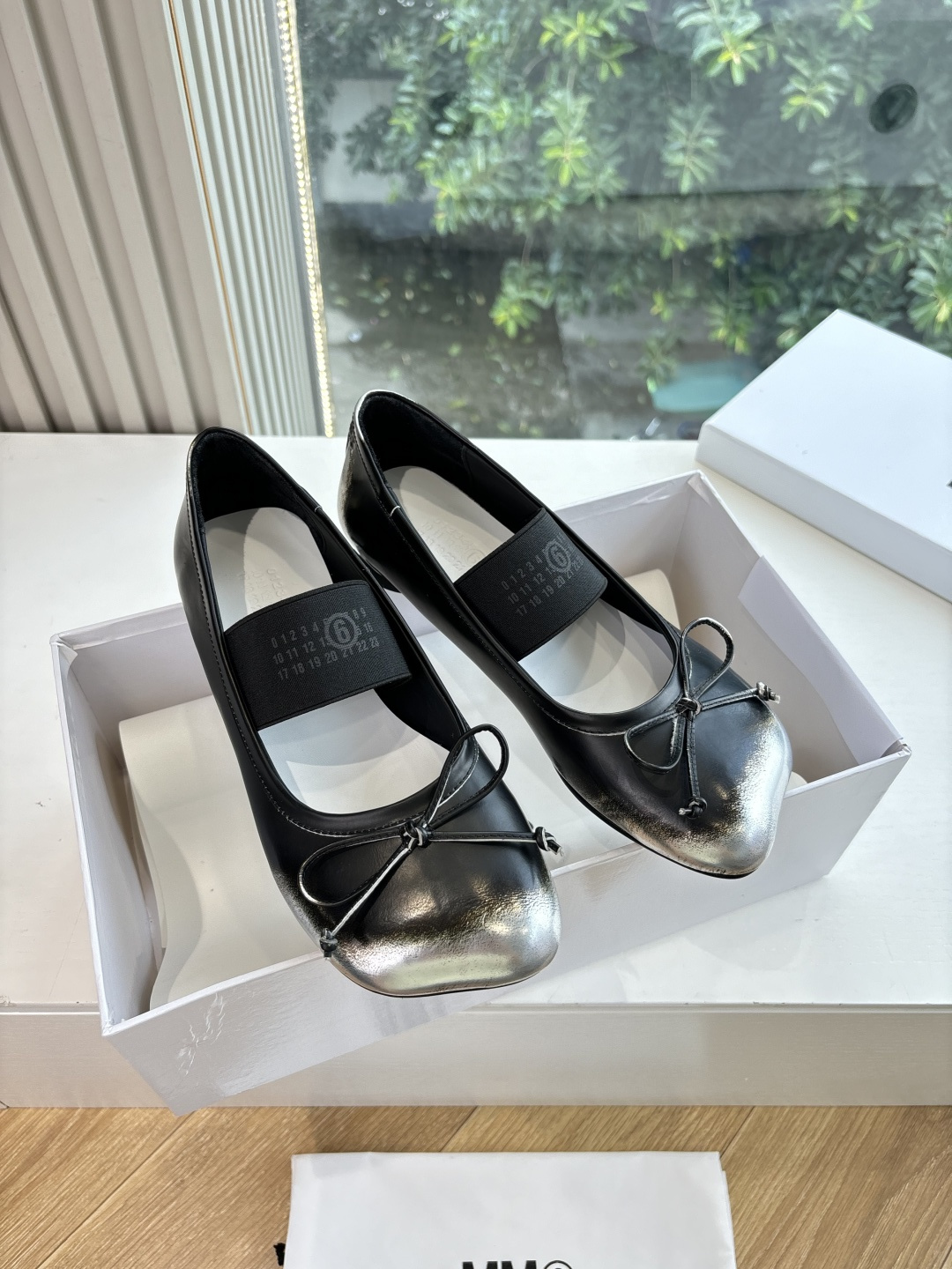 NO:480338,G077 Purchase Level 2025Maison Margie*Majra split toe thick heel flat bottom retro Mary Jane doll head apple head ballet single shoes Great version Very difficult to make!  Majila's split-toe shoes are pushed to the forefront again, and Xiaohongshu publishes one by one!  Sexy and spicy girls must have. The fried chicken looks good with your feet. Everyone can feel safe and you will be the most unique person in that crowd. Imported cowhide leather with color and beads, inner foot padding cowhide, Italian imported genuine leather sole Size: 35-39/40. Customized, no return or replacement, ballet shoes, masion margiela, mary jane, cowhide19860909G077代购级别2025Maison Margie*马吉拉分趾粗跟平底复古玛丽珍娃娃头苹果头芭蕾舞单鞋 太棒了的版本 非常不好做！马吉拉分趾鞋又被推到风口啦 小红书发一个爆一个！性感酷辣女孩必备 上脚炒鸡好看 大家放心冲穿上它你就是那个人群中最独特的存在 面料进口牛皮擦色开边珠 内里垫脚牛皮 大底 意大利进口真皮底 码数:35-39/40.定制不退不换,芭蕾舞鞋,masion margiela,mary jane,cowhide,Women's Shoes