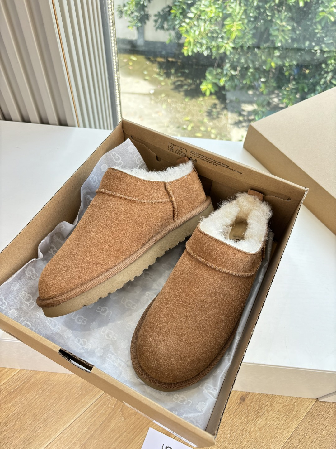 NO:534322,As the leading brand of UGG's new autumn and winter bag-toe slippers cotton shoes, thick-soled casual shoes, this new pair also continues its usual concept of comfort. It is light and comfortable when worn on the feet, as if it is stepping on a cloud. Moreover, its soles are made of EVA material, which is non-slip and wear-resistant, and it is stable and stable whether you are walking or running. You no longer have to worry about being tired of walking!  In addition to comfort, the design of this new pair is also super stylish!  Simple lines and smooth tailoring can be matched with casual clothes and hold formal occasions. Moreover, the fluffy decoration on the upper is the finishing touch, making the whole pair look more cute and playful, and is definitely a must-have item for trendy girls!  Cowhide upper inner wool Size: 35-40 (40 custom made without return or replacement), snow boots, boots, slippers, cowhide19860909UGG秋冬新款包头拖鞋棉鞋厚底休闲鞋作为的领军品牌,这双新款同样延续了其一贯的舒适理念,穿在脚上轻盈自在,仿佛踩在了云朵上一般.而且,它的鞋底采用EVA材质,防滑耐磨,不管是走路还是跑步都稳稳当当的,再也不用担心走路累脚啦！ 除了舒适度,这双新款的设计也是超级时尚的！ 简约的线条和流畅的剪裁,既能搭配休闲装,也能hold住正式场合 而且,鞋面上的绒毛装饰更是点睛之笔,让整双看起来更加可爱俏皮,绝对是潮女们的必备单品！ 鞋面牛皮 内里羊毛 码数:35-40(40定制不退不换),雪地靴,boots,slippers,cowhide,Women's Shoes