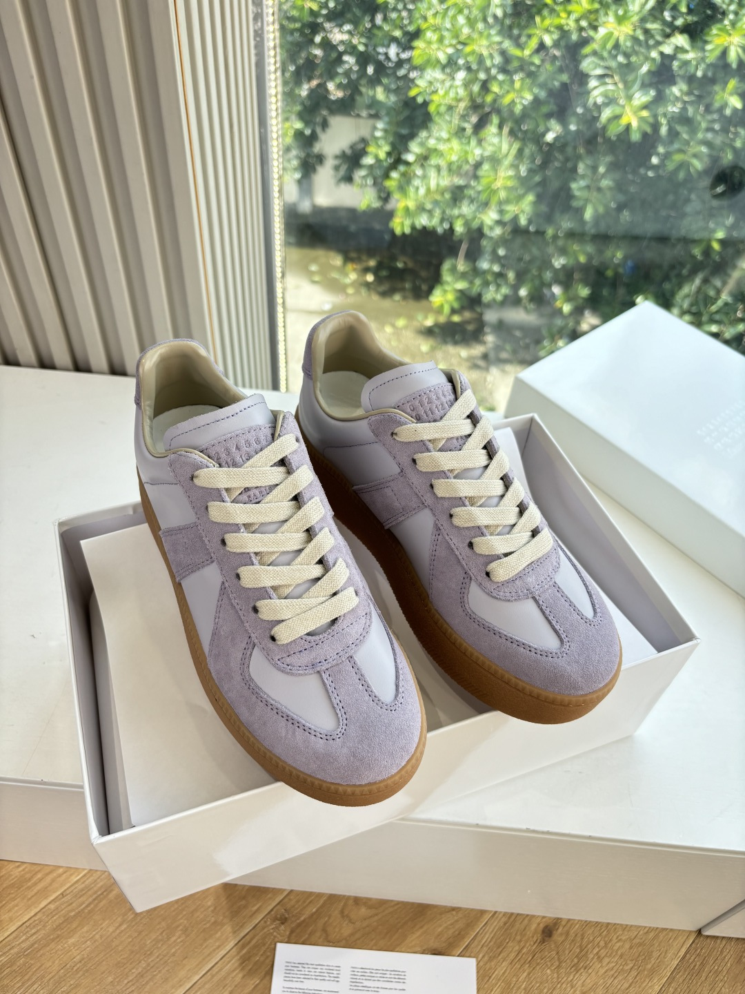 NO:480325,G035 top version Purchase level Maison Margiela biscuit shoes Maison Margiela MM6 German training casual shoes genius designer brand, a light luxury brand is very versatile and comfortable to the feet. This German training shoes continue the classic T-shaped genuine leather splicing design. After many careful improvements by the design team, it is just to let you experience the most original military flavor. The soft and delicate characteristics of the top layer cowhide and the texture of cow leather make it have super high softness and comfort, while maintaining good breathability and comfort and texture parallel, so as to easily control any combination of all seasons. Fabric imported cowhide inner sheepskin Size: 35-41 (41 customization, no return or replacement), casual shoes/sports shoes, masion margiela, masion margiela, sneakers, cowhide, sheepskin19860909G035顶级版本 代购级别马吉拉饼干鞋 MaisonMargiela MM6德训休闲鞋鬼才设计师品牌,一个轻奢品牌上脚很百搭哦,也很随脚舒适,这一款德国训练鞋延续了经典的T形真皮拼接设计,经过设计团队多次的精心改良,只为让您体验最原始的军旅味道,头层牛皮柔软细腻的特点与牛反绒牛皮的质感相结合使其既有超高的柔软舒适度,又同时保持不错的透气性能舒适与质感并行,轻松驾驭四季穿着任何搭配. 面料进口牛皮 内里羊皮 码数:35-41(41定制不退不换）,休闲鞋/运动鞋,masion margiela,masion margiela,sneakers,cowhide,sheepskin,Women's Shoes