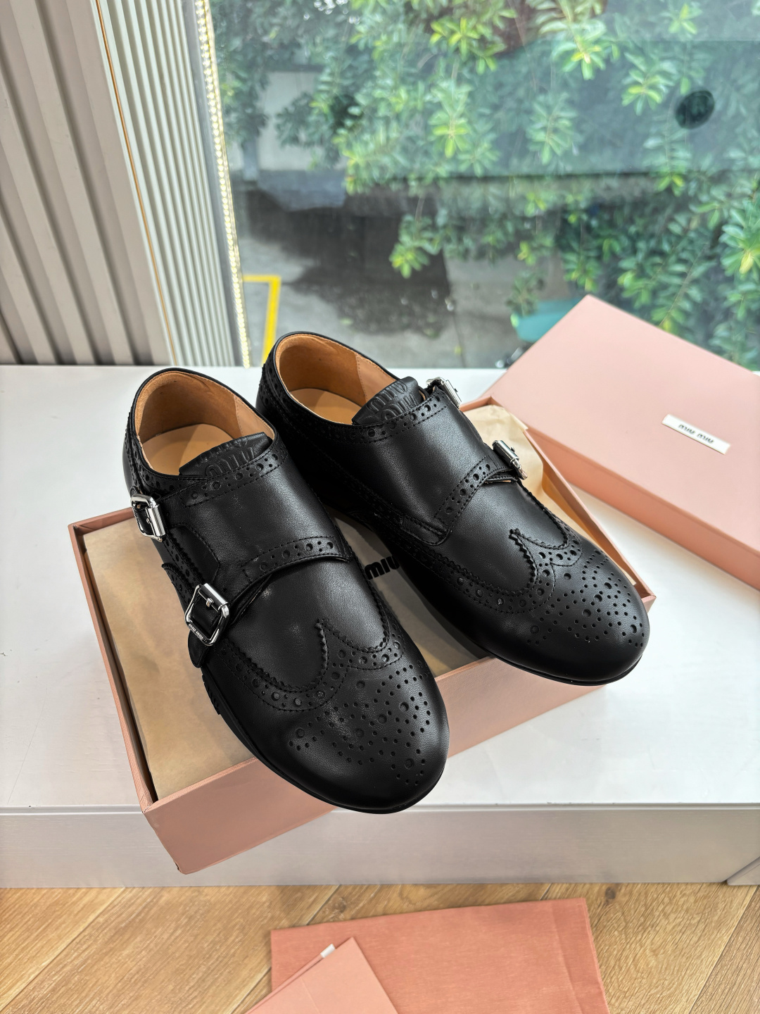 NO:480310,G261 WYSIWYG Top Quality Miu Mi* 25FW deck shoes Suede Mary Jane Small Leather Shoes Loafers Miumiu New Deck Shoes are so design-like, the atmosphere is full of autumn and winter, comfortable and fashionable, the new autumn and winter suede kicks, playful lace-up tassels, retro dry and different colors, the grinding design of the inner fur makes the wearing experience more high. Imported fabric polished cowhide, inner leather, outsole rubber sole Size35-41 (40.41 custom-made, non-return and exchange), leather shoes, miumiu, loafers, mary jane, cowhide, chamois leather19860909G261所见即所得顶级品质Miu Mi* 25FW deck shoes 麂皮玛丽珍小皮鞋乐福鞋 miumiu家新款deck shoes也太有设计感了吧,秋冬氛围感拉满,舒适又时尚,秋冬新款麂皮一脚蹬,俏皮的系带流苏,复古的干异色系,内里磨毛的设计让穿着体验度更加高涨 面料进口擦色牛皮 内里真皮 大底橡胶大底 Size35-41（40.41定制不退换）,皮鞋,miumiu,loafers,mary jane,cowhide,chamois leather,Women's Shoes