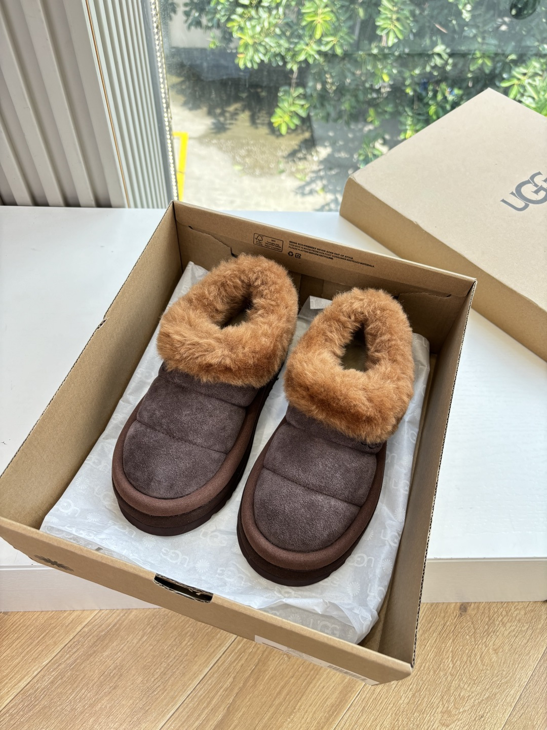 NO:485985,Parent-child clothing children's shoes ugg top quality G026 WYSIWYG UGG autumn and winter new Baotou slippers cotton shoes thick-soled casual shoes As the leading brand, this new pair also continues its usual concept of comfort. It is light and comfortable to wear when worn on the feet, as if it is stepping on the clouds. Moreover, its soles are made of EVA material, which is non-slip and wear-resistant, and it is stable and stable whether you are walking or running. You no longer have to worry about being tired of walking!  In addition to comfort, the design of this new pair is also super stylish!  Simple lines and smooth tailoring can be matched with casual clothes and hold formal occasions. Moreover, the fluffy decoration on the upper is the finishing touch, making the whole pair look more cute and playful, and is definitely a must-have item for trendy girls!  Upper cowhide matte Nelipili Size: 26-34 Children's shoes sizes, snow boots, boots, slippers, cowhide19860909亲子装童鞋ugg顶级品质G026所见即所得UGG秋冬新款包头拖鞋棉鞋厚底休闲鞋作为的领军品牌,这双新款同样延续了其一贯的舒适理念,穿在脚上轻盈自在,仿佛踩在了云朵上一般.而且,它的鞋底采用EVA材质,防滑耐磨,不管是走路还是跑步都稳稳当当的,再也不用担心走路累脚啦！ 除了舒适度,这双新款的设计也是超级时尚的！ 简约的线条和流畅的剪裁,既能搭配休闲装,也能hold住正式场合 而且,鞋面上的绒毛装饰更是点睛之笔,让整双看起来更加可爱俏皮,绝对是潮女们的必备单品！ 鞋面牛皮磨砂 内里皮里 码数:26-34童鞋尺码,雪地靴,boots,slippers,cowhide,Women's Shoes
