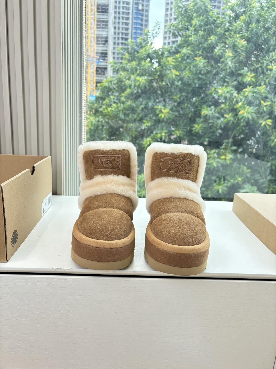 NO:486001,Women's size ugg top quality G026 WYSIWYG UGG autumn and winter new Baotou slippers cotton shoes thick-soled casual shoes, as the leading brand, this new pair also continues its usual concept of comfort, and is light and comfortable when worn on the feet, as if stepping on the clouds. Moreover, its soles are made of EVA material, which is non-slip and wear-resistant, and it is stable and stable whether you are walking or running. You no longer have to worry about being tired of walking!  In addition to comfort, the design of this new pair is also super stylish!  Simple lines and smooth tailoring can be matched with casual clothes and hold formal occasions. Moreover, the fluffy decoration on the upper is the finishing touch, making the whole pair look more cute and playful, and is definitely a must-have item for trendy girls!  Upper cowhide matte Nelipili Size: 35-41 (41 customization, no return or replacement), snow boots, boots, slippers, cowhide19860909女码ugg顶级品质G026所见即所得UGG秋冬新款包头拖鞋棉鞋厚底休闲鞋作为的领军品牌,这双新款同样延续了其一贯的舒适理念,穿在脚上轻盈自在,仿佛踩在了云朵上一般.而且,它的鞋底采用EVA材质,防滑耐磨,不管是走路还是跑步都稳稳当当的,再也不用担心走路累脚啦！ 除了舒适度,这双新款的设计也是超级时尚的！ 简约的线条和流畅的剪裁,既能搭配休闲装,也能hold住正式场合 而且,鞋面上的绒毛装饰更是点睛之笔,让整双看起来更加可爱俏皮,绝对是潮女们的必备单品！ 鞋面牛皮磨砂 内里皮里 码数:35-41(41定制不退不换),雪地靴,boots,slippers,cowhide,Women's Shoes