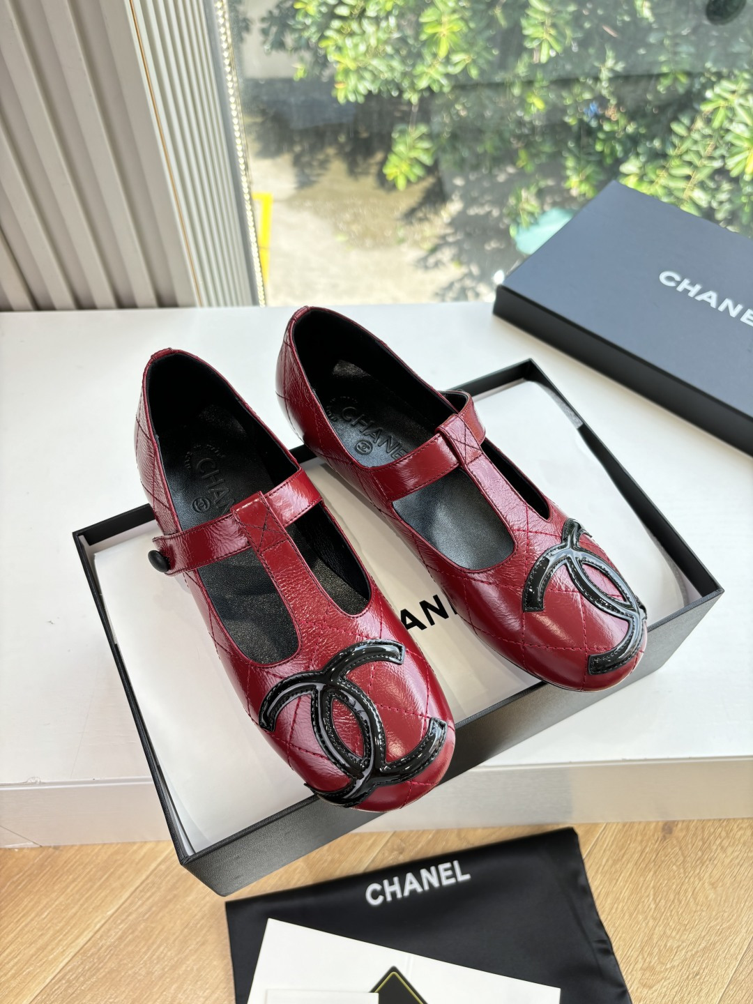 NO:480305,G988 What you see is what you get CHANE*｜Xiaoxiang classic double C ballet shoes small leather shoes The iconic large pair of C logo is eye-catching and exquisite, telling the brand's century-old legendary history and profound heritage. In response to it, the strap design of the shoe body. The wide ribbon can be wrapped around and tied. It can not only easily create a personalized shape, but also perfectly interpret the romance and agility of ballet shoes, adding a bit of casualness and freedom to the whole. Whether it is to attend a dinner with an elegant dress or walk on the street with simple jeans, it can be easily controlled and become the finishing touch of the overall shape. The fabric is made of original custom lambskin, the inner foot pads are all silk lambskin, and the original mold-opening custom anti-slip large bottom  size35-39 (customized by 40/41), ballet shoes, chanel, skirts, jeans, sheepskin19860909G988所见即所得CHANE*｜小香经典双C中古芭蕾舞鞋小皮鞋 标志性的大双C logo夺目而精致 诉说着品牌百年的传奇历史与深厚底蕴 . 与之相呼应的是 鞋身的绑带设计 宽宽的丝带可以随心缠绕 系结 既能轻松打造出个性的造型 又完美诠释了芭蕾舞鞋的浪漫与灵动 为整体增添了几分随性与自由 . 无论是搭配优雅的连衣裙出席晚宴 还是穿上简约的牛仔裤漫步街头 都能轻松驾驭 成为整体造型的点睛之笔 . 面料采用原版定制小羊皮 内里垫脚均为丝绸羊皮 原版开模定制防滑大底 size35-39（40/41定制）,芭蕾舞鞋,chanel,skirts,jeans,sheepskin,Women's Shoes