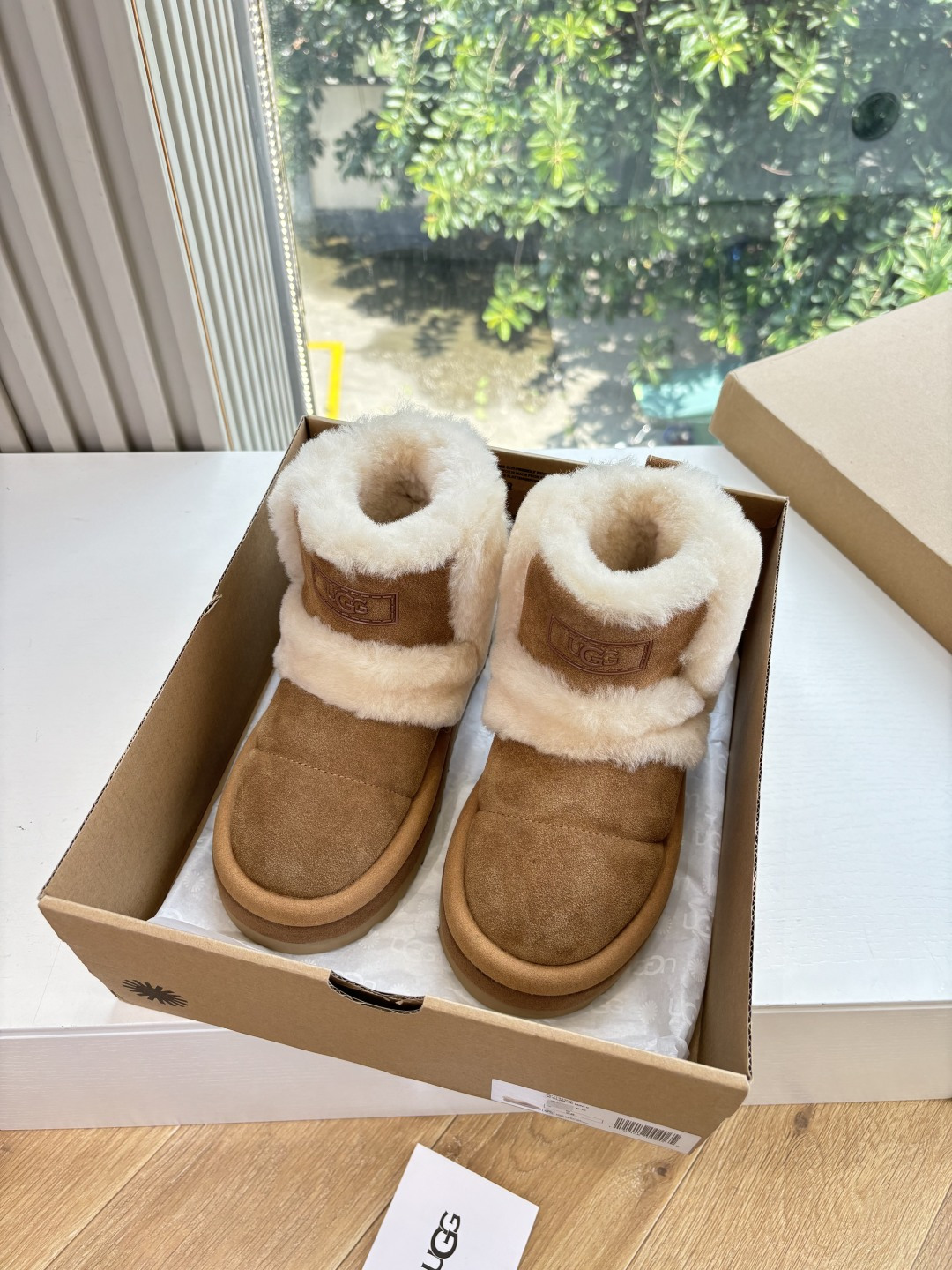 NO:485996,Children's shoes ugg top quality G026 WYSIWYG UGG autumn and winter new bag-toe slippers cotton shoes thick-soled casual shoes, as the leading brand, this new pair also continues its usual concept of comfort, and is light and comfortable when worn on the feet, as if stepping on the clouds. Moreover, its soles are made of EVA material, which is non-slip and wear-resistant, and it is stable and stable whether you are walking or running. You no longer have to worry about being tired of walking!  In addition to comfort, the design of this new pair is also super stylish!  Simple lines and smooth tailoring can be matched with casual clothes and hold formal occasions. Moreover, the fluffy decoration on the upper is the finishing touch, making the whole pair look more cute and playful, and is definitely a must-have item for trendy girls!  Upper cowhide matte Nelipili Size: 26-34 Children's shoes sizes, snow boots, boots, slippers, cowhide19860909童鞋ugg顶级品质G026所见即所得UGG秋冬新款包头拖鞋棉鞋厚底休闲鞋作为的领军品牌,这双新款同样延续了其一贯的舒适理念,穿在脚上轻盈自在,仿佛踩在了云朵上一般.而且,它的鞋底采用EVA材质,防滑耐磨,不管是走路还是跑步都稳稳当当的,再也不用担心走路累脚啦！ 除了舒适度,这双新款的设计也是超级时尚的！ 简约的线条和流畅的剪裁,既能搭配休闲装,也能hold住正式场合 而且,鞋面上的绒毛装饰更是点睛之笔,让整双看起来更加可爱俏皮,绝对是潮女们的必备单品！ 鞋面牛皮磨砂 内里皮里 码数:26-34童鞋尺码,雪地靴,boots,slippers,cowhide,Women's Shoes