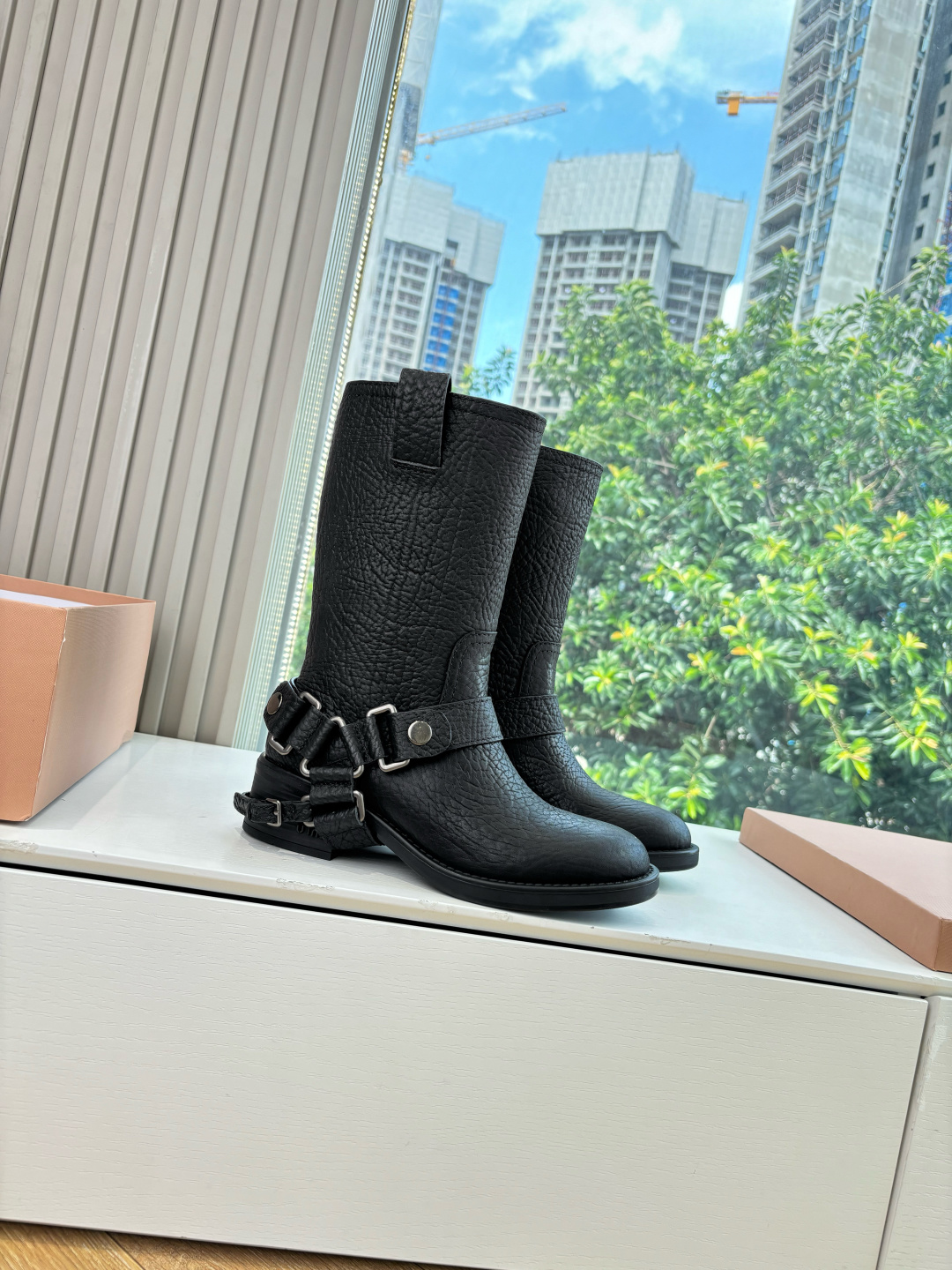 NO:484875,G027 spot supply purchasing level out of stock, the hottest model of Miumiu misunderstanding punk style autumn and winter motorcycle style boots, slack and limited edition catwalk style, a pair of retro knight boots, Chelsea short boots, looks good no matter how you wear it, this summer fashionista favorite, not very comfortable to wear, super comfortable to wear, imported cowhide fabric imported cowhide inner size 35-40 (40, 41 customization, no return or replacement), boots, miumiu, boots, cowhide19860909G027现货供应代购级别断货王爆款 Miumiu谬谬朋克风秋冬机车造型长靴松弛感限量走秀款一双封神复古骑士靴切尔西短靴 怎么穿都好看今夏时髦精最爱 看起来不怎么舒服 上脚超级舒服 面料进口牛皮 内里进口牛皮内里 尺码35-40(40,41定制不退不换）,靴子,miumiu,boots,cowhide,Women's Shoes