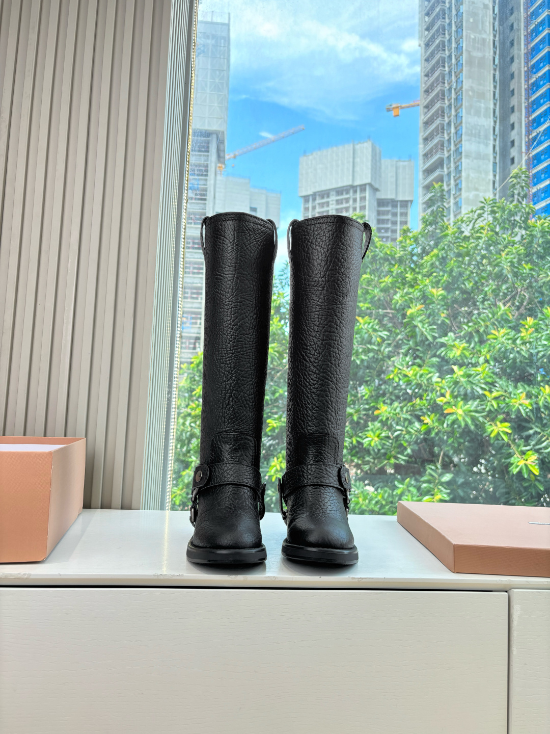 NO:484869,G027 spot supply purchasing level out of stock, the hottest model of Miumiu misunderstanding punk style autumn and winter motorcycle style boots, a pair of retro knight boots, looks good no matter how you wear it, this summer fashionista favorite, not very comfortable to wear, super comfortable to wear, imported cowhide fabric imported cowhide inner size 35-40 (40, 41 customization, no return or replacement), boots, miumiu, boots, cowhide19860909G027现货供应代购级别断货王爆款 Miumiu谬谬朋克风秋冬机车造型长靴松弛感限量走秀款一双封神复古骑士靴 怎么穿都好看今夏时髦精最爱 看起来不怎么舒服 上脚超级舒服 面料进口牛皮 内里进口牛皮内里 尺码35-40(40,41定制不退不换）,靴子,miumiu,boots,cowhide,Women's Shoes