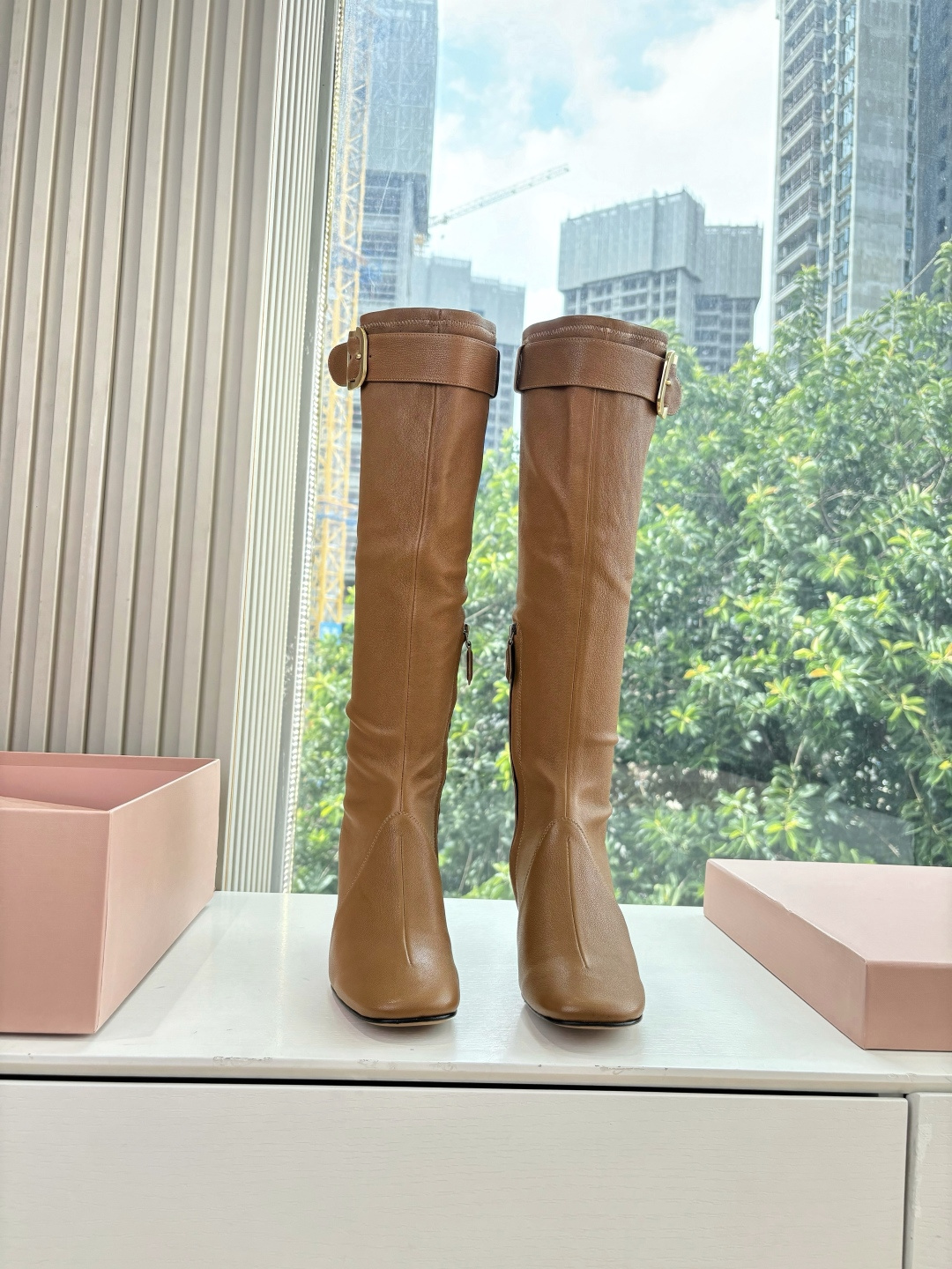 NO:484892,G002 purchasing level out of stock, the hottest model of Miumiu Miumiu 25 autumn and winter elastic boots. I ordered it for a long time, and I forgot about this pair of shoes. Finally arrived. Black is boring, but the caramel color looks good~ suitable for wearing over-knee skirts. The slack feel of boots. A pair of Fengshen elastic boots look good no matter how you wear it. This summer fashionista favorite looks not very comfortable. It is super comfortable to wear. Before you receive Miu shoes, imported elastic sheepskin fabric imported lining. Size 35-40 (40, 41 customization, no return or replacement), boots, miumiu, boots, skirts, cowhide, sheepskin19860909G002代购级别断货王爆款 Miumiu谬谬miumiu25秋冬弹力长靴 订了好久了,都忘了这双鞋了,终于到货了.黑色比较无聊,还是焦糖色好看～适合搭过膝半裙 造型长靴松弛感限量走秀款一双封神弹力袜靴 怎么穿都好看今夏时髦精最爱 看起来不怎么舒服 上脚超级舒服 在你们收到miu鞋子之前 面料进口弹力羊皮 内里进口牛皮内里 尺码35-40(40,41定制不退不换）,靴子,miumiu,boots,skirts,cowhide,sheepskin,Women's Shoes