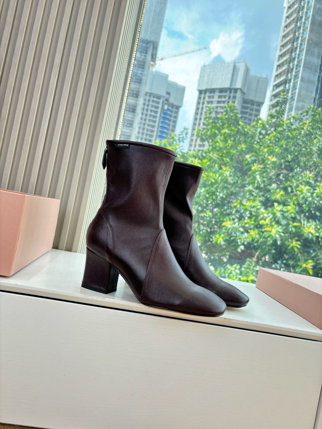 NO:484904,G002 purchasing level out of stock, the hottest model of Miumiu Miumiu 25 autumn and winter elastic short boots. I ordered it for a long time, and I forgot about this pair of shoes. Finally arrived. Black is boring, but the caramel color looks good~ suitable for wearing over-knee skirts. The slack feel of long boots. A pair of Fengshen elastic socks boots look good no matter how you wear this summer fashionista favorite. It looks not very comfortable. It is super comfortable to wear. Before you receive Miu shoes, imported elastic sheepskin fabric (super soft) inner lining. Size 35-40 (40, 41 customization, no return or replacement), boots, miumiu, boots, skirts, cowhide, sheepskin19860909G002代购级别断货王爆款 Miumiu谬谬miumiu25秋冬弹力短靴 订了好久了,都忘了这双鞋了,终于到货了.黑色比较无聊,还是焦糖色好看～适合搭过膝半裙 造型长靴松弛感限量走秀款一双封神弹力袜靴 怎么穿都好看今夏时髦精最爱 看起来不怎么舒服 上脚超级舒服 在你们收到miu鞋子之前 面料进口弹力羊皮(超级柔软) 内里进口牛皮内里 尺码35-40(40,41定制不退不换）,靴子,miumiu,boots,skirts,cowhide,sheepskin,Women's Shoes