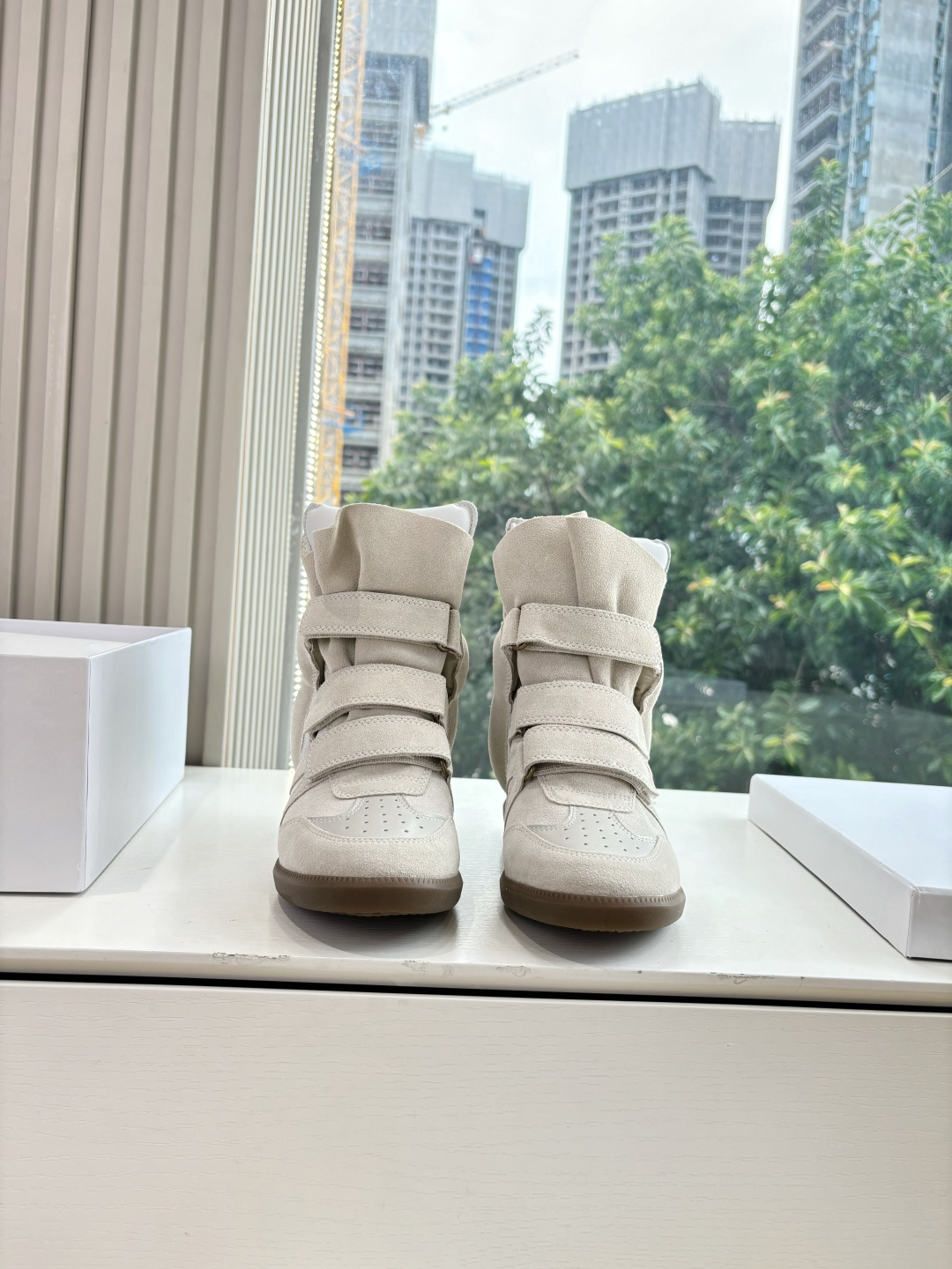 NO:484887,G178 top quality ISABEL MARANT/Isabel classic retro color-blocking casual high sports shoes. This pair of shoes cleverly incorporates the brand's iconic casual style. Simple and smooth lines outline the fashionable outline. The soles are carefully designed to increase the inner height, which can lengthen the leg lines. It not only avoids the stiff 'hate the sky' feeling. The soles are subjected to uniform force when walking, and there is no fatigue when worn for a long time. Whether it is a lazy street shooting feeling with high waist jeans, or a floral skirt that balances sweet and cool style, it can easily integrate into the shape. The brand logo details on the side of the shoe are low-key to highlight the texture, making 'hatching' no longer a deliberate pursuit, but a plus for free wear. The fabric is made of original custom leather, the inner foot pads are all cowhide, and the original mold-opening custom TPU large sole  size35-39 (40 customization), snow boots, boots, sneakers, skirts, jeans, cowhide19860909G178顶级品质ISABEL MARANT/伊莎贝尔经典复古内增拼色休闲高运动鞋 这双鞋巧妙融入品牌标志性的随性风格 简约流畅的线条勾勒出时尚轮廓. 鞋底精心设计的内增高 能拉长腿部线条 既规避了生硬的“恨天高”感 行走时脚掌受力均匀 久穿也无疲惫感. 无论是配高腰牛仔裤打造慵懒街拍感, 还是搭碎花半裙平衡甜酷风格 轻松融入造型 鞋侧的品牌标识细节 低调彰显质感 让“增高”不再是刻意的追求 而是自在穿搭里的加分项. 面料采用原版定制皮料 内里垫脚均为牛皮 原版开模定制TPU大底 size35-39（40定制）,雪地靴,boots,sneakers,skirts,jeans,cowhide,Women's Shoes