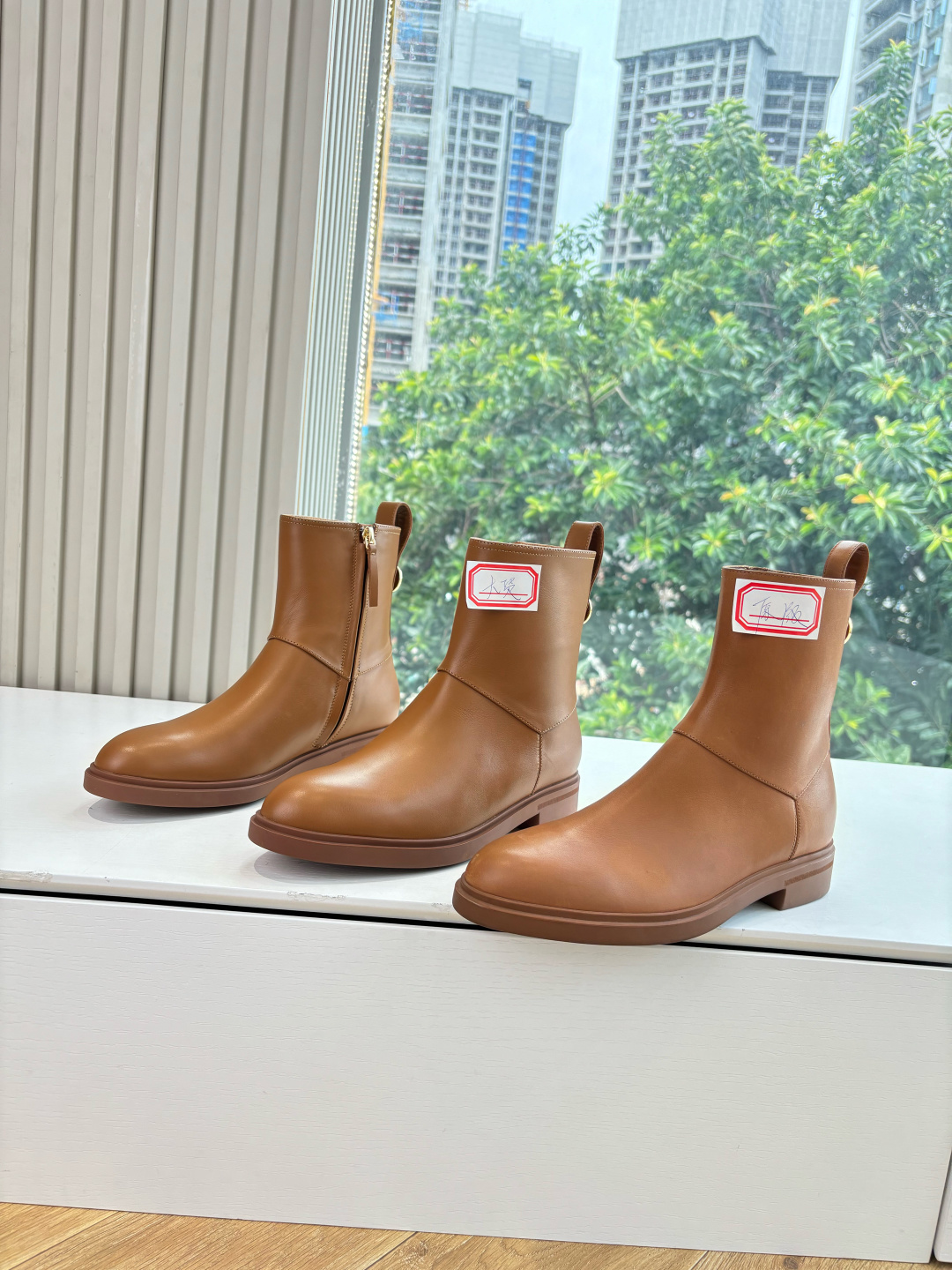 NO:484827,Comparison of original large-scale products G02 purchasing level WYSIWYG Loro Piana LP 95s autumn and winter new Kilda ankle boots side zipper boots This iconic ankle boot is made of waxed cowhide leather/suede sheepskin material, giving it a rustic and unique retro beauty. The casual and exquisite style is suitable for both urban style and relaxing weekend outfits. The sole is Loro Piana anti-slip rubber sole. Leather lining, inner zipper closure, upper zipper head with metallic details on the back. Engraved brand logo leather ring pull tab, integrated same-color rubber sole with anti-slip LP details!  Imported upper pair of calfskin/frosted leather inner footbed cowhide leather original open mold rubber sole size 35-39 (40.41 custom made without return or exchange), boots, loro piana, loro piana, boots, cowhide, sheepskin19860909原版大货对比 G02代购级别所见即所得Loro Piana 诺悠翩雅 LP 95s秋冬新款 Kilda踝靴侧拉链短靴 这款标志性踝靴采用打蜡牛皮革/绒面羊皮材质,赋予其质朴而独特的复古美感.休闲而精致的款式既适合都市造型,也适合轻松的周末装扮.鞋底为Loro Piana防滑橡胶底.皮革衬里,内侧拉链开合,上部配同色系拉链头 后侧金属色细节.镌刻品牌徽标皮革环形拉袢 一体式同色系橡胶鞋底橡胶鞋底,带防滑LP细节！ 鞋面进口对版小牛皮/磨砂皮 内里垫脚牛皮 鞋底原版开模橡胶大底 码数35-39（40.41定做不退换）,靴子,loro piana,loro piana,boots,cowhide,sheepskin,Women's Shoes