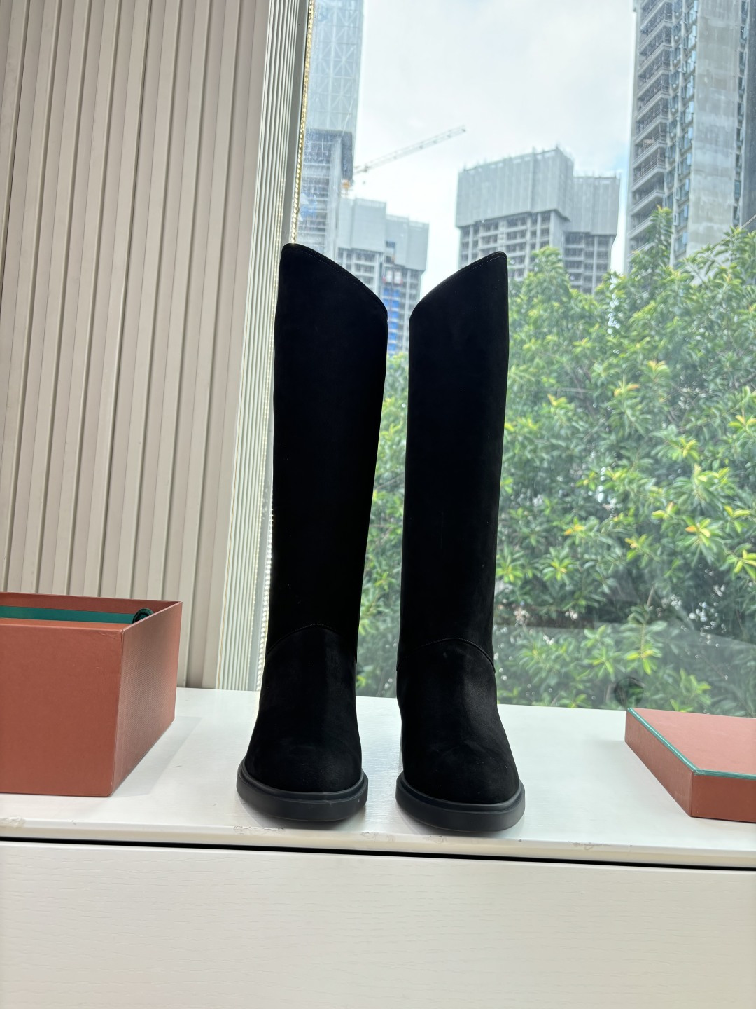 NO:484845,G02 purchasing level WYSIWYG Loro Piana LP Fall and Winter New Kilda Ankle Boots Knight Boots This iconic ankle boot is made of waxed cowhide leather/suede sheepskin material, giving it a rustic and unique retro beauty. The casual and exquisite style is suitable for both urban style and relaxing weekend outfits. The sole is Loro Piana anti-slip rubber sole. Leather lining, inner zipper closure, upper zipper head with metallic details on the back. Engraved brand logo leather ring pull tab, integrated same color rubber sole with rubber sole with non-slip LP details!  Imported upper frosted leather inner foot padded cowhide leather original open mold rubber sole size 35-39 (40.41 custom made without return or exchange), boots, loro piana, loro piana, boots, cowhide, sheepskin19860909G02代购级别所见即所得Loro Piana 诺悠翩雅 LP秋冬新款 Kilda踝靴一脚蹬骑士靴 这款标志性踝靴采用打蜡牛皮革/绒面羊皮材质,赋予其质朴而独特的复古美感.休闲而精致的款式既适合都市造型,也适合轻松的周末装扮.鞋底为Loro Piana防滑橡胶底.皮革衬里,内侧拉链开合,上部配同色系拉链头 后侧金属色细节.镌刻品牌徽标皮革环形拉袢 一体式同色系橡胶鞋底橡胶鞋底,带防滑LP细节！ 鞋面进口对版磨砂皮 内里垫脚牛皮 鞋底原版开模橡胶大底 码数35-39（40.41定做不退换）,靴子,loro piana,loro piana,boots,cowhide,sheepskin,Women's Shoes