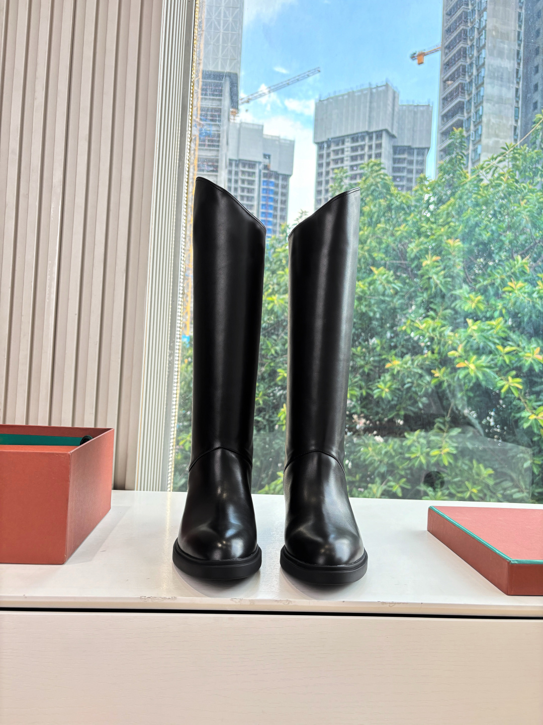 NO:484854,G02 purchasing level WYSIWYG Loro Piana LP Fall and Winter New Kilda Ankle Boots Knight Boots This iconic ankle boot is made of waxed cowhide leather/suede sheepskin material, giving it a rustic and unique retro beauty. The casual and exquisite style is suitable for both urban style and relaxing weekend outfits. The sole is Loro Piana anti-slip rubber sole. Leather lining, inner zipper closure, upper zipper head with metallic details on the back. Engraved brand logo leather ring pull tab, integrated same color rubber sole with rubber sole with non-slip LP details!  Imported upper version, inner foot pad cowhide, original open mold rubber outsole, size 35-39 (40.41 custom made without return), boots, loro piana, loro piana, boots, cowhide, sheepskin19860909G02代购级别所见即所得Loro Piana 诺悠翩雅 LP秋冬新款 Kilda踝靴一脚蹬骑士靴 这款标志性踝靴采用打蜡牛皮革/绒面羊皮材质,赋予其质朴而独特的复古美感.休闲而精致的款式既适合都市造型,也适合轻松的周末装扮.鞋底为Loro Piana防滑橡胶底.皮革衬里,内侧拉链开合,上部配同色系拉链头 后侧金属色细节.镌刻品牌徽标皮革环形拉袢 一体式同色系橡胶鞋底橡胶鞋底,带防滑LP细节！ 鞋面进口对版 内里垫脚牛皮 鞋底原版开模橡胶大底 码数35-39（40.41定做不退换）,靴子,loro piana,loro piana,boots,cowhide,sheepskin,Women's Shoes