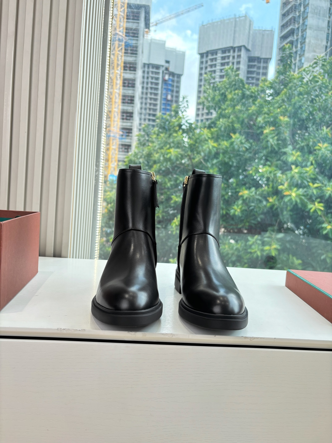 NO:484818,G02 purchasing level WYSIWYG Loro Piana LP 95s autumn and winter new Kilda ankle boots side zipper boots This iconic ankle boot is made of waxed cowhide leather/suede sheepskin material, giving it a rustic and unique retro beauty. The casual and exquisite style is suitable for both urban style and relaxing weekend outfits. The sole is Loro Piana anti-slip rubber sole. Leather lining, inner zipper closure, upper zipper head with metallic details on the back. Engraved brand logo leather ring pull tab, integrated same-color rubber sole with anti-slip LP details!  Imported upper pair of calfskin/frosted leather inner footbed cowhide leather original open mold rubber sole size 35-39 (40.41 custom made without return or exchange), boots, loro piana, loro piana, boots, cowhide, sheepskin19860909G02代购级别所见即所得Loro Piana 诺悠翩雅 LP 95s秋冬新款 Kilda踝靴侧拉链短靴 这款标志性踝靴采用打蜡牛皮革/绒面羊皮材质,赋予其质朴而独特的复古美感.休闲而精致的款式既适合都市造型,也适合轻松的周末装扮.鞋底为Loro Piana防滑橡胶底.皮革衬里,内侧拉链开合,上部配同色系拉链头 后侧金属色细节.镌刻品牌徽标皮革环形拉袢 一体式同色系橡胶鞋底橡胶鞋底,带防滑LP细节！ 鞋面进口对版小牛皮/磨砂皮 内里垫脚牛皮 鞋底原版开模橡胶大底 码数35-39（40.41定做不退换）,靴子,loro piana,loro piana,boots,cowhide,sheepskin,Women's Shoes