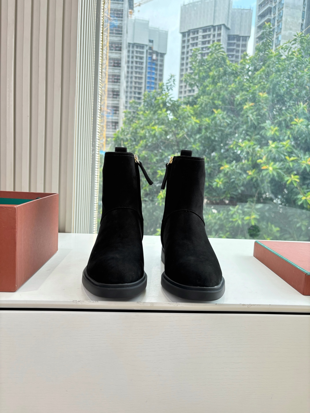 NO:484836,G02 purchasing level WYSIWYG Loro Piana LP 95s autumn and winter new Kilda ankle boots side zipper boots This iconic ankle boot is made of waxed cowhide leather/suede sheepskin material, giving it a rustic and unique retro beauty. The casual and exquisite style is suitable for both urban style and relaxing weekend outfits. The sole is Loro Piana anti-slip rubber sole. Leather lining, inner zipper closure, upper zipper head with metallic details on the back. Engraved brand logo leather ring pull tab, integrated same-color rubber sole with anti-slip LP details!  Imported upper frosted leather inner foot padded cowhide leather original open mold rubber sole size 35-39 (40.41 custom made without return or exchange), boots, loro piana, loro piana, boots, cowhide, sheepskin19860909G02代购级别所见即所得Loro Piana 诺悠翩雅 LP 95s秋冬新款 Kilda踝靴侧拉链短靴 这款标志性踝靴采用打蜡牛皮革/绒面羊皮材质,赋予其质朴而独特的复古美感.休闲而精致的款式既适合都市造型,也适合轻松的周末装扮.鞋底为Loro Piana防滑橡胶底.皮革衬里,内侧拉链开合,上部配同色系拉链头 后侧金属色细节.镌刻品牌徽标皮革环形拉袢 一体式同色系橡胶鞋底橡胶鞋底,带防滑LP细节！ 鞋面进口对版磨砂皮 内里垫脚牛皮 鞋底原版开模橡胶大底 码数35-39（40.41定做不退换）,靴子,loro piana,loro piana,boots,cowhide,sheepskin,Women's Shoes