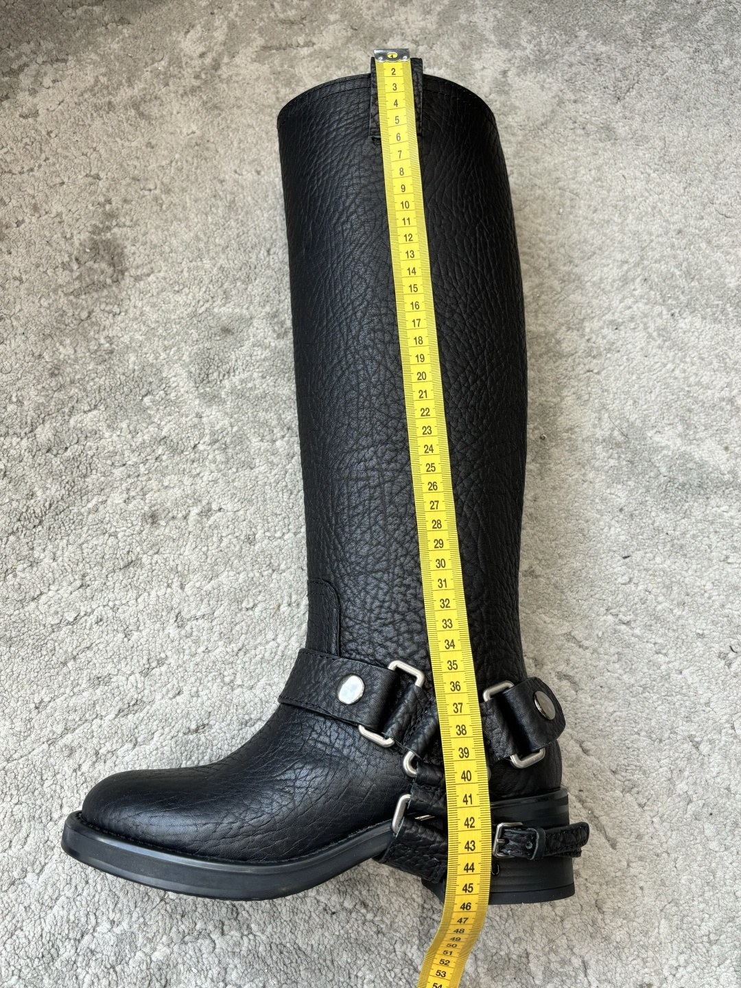 NO:484881,G027 spot supply purchasing level out of stock, the hottest model of Miumiu misunderstanding punk style autumn and winter motorcycle style boots, a pair of retro knight boots, looks good no matter how you wear it, this summer fashionista favorite, not very comfortable to wear, super comfortable to wear, imported cowhide fabric imported cowhide inner size 35-40 (40, 41 customization, no return or replacement), boots, miumiu, boots, cowhide19860909G027现货供应代购级别断货王爆款 Miumiu谬谬朋克风秋冬机车造型长靴松弛感限量走秀款一双封神复古骑士靴 怎么穿都好看今夏时髦精最爱 看起来不怎么舒服 上脚超级舒服 面料进口牛皮 内里进口牛皮内里 尺码35-40(40,41定制不退不换）,靴子,miumiu,boots,cowhide,Women's Shoes