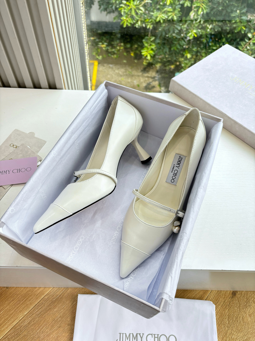 NO:486006,G887Jimmy Choo25FW new pointed one-length strap pearl pendant high heels its pointed toe design is simple and sharp, perfectly extending the leg lines, every step shows courage and confidence, and release your feminine charm. The strap is elegantly spread across the foot, outlining the right sexy with a simple posture, like exquisite brushstrokes, adding a charming touch to your feet. The pearl pendant reflects colorful light in the light, just like the stars flashing in the night sky. Each one has been carefully selected, evenly sized and closely arranged, showing an unparalleled luxury texture, and every step takes a brilliance. Fabric: original custom leather, inner: all the footbeds are mixed sheepskin, imported from Italy, genuine leather  size35-39 (customized by 40/41), high heels single shoes, jimmy choo, high heels, sheepskin, Leather soles19860909G887Jimmy Choo25FW新品尖头一字带 珍珠吊坠高跟鞋 它的尖头设计 简洁而锐利 完美延伸腿部线条 每一步都彰显着果敢与自信 将你的女性魅力尽情释放. 一字带优雅横亘足面 以简约之姿勾勒出恰到好处的性感 如同精致的笔触 为你的双足添上一抹迷人的风情. 珍珠吊坠在光线下折射出五彩斑斓的光芒 恰似夜空中闪烁的繁星. 每一颗都经过精挑细选 大小均匀 排列紧密 彰显着无与伦比的奢华质感 每一步都踏出令人瞩目的璀璨. 面料:采用原版定制皮料 内里:垫脚均为混种羊皮 意大利进口真皮大底 size35-39（40/41定制）,高跟鞋单鞋,jimmy choo,high heels,sheepskin,Leather soles,Women's Shoes