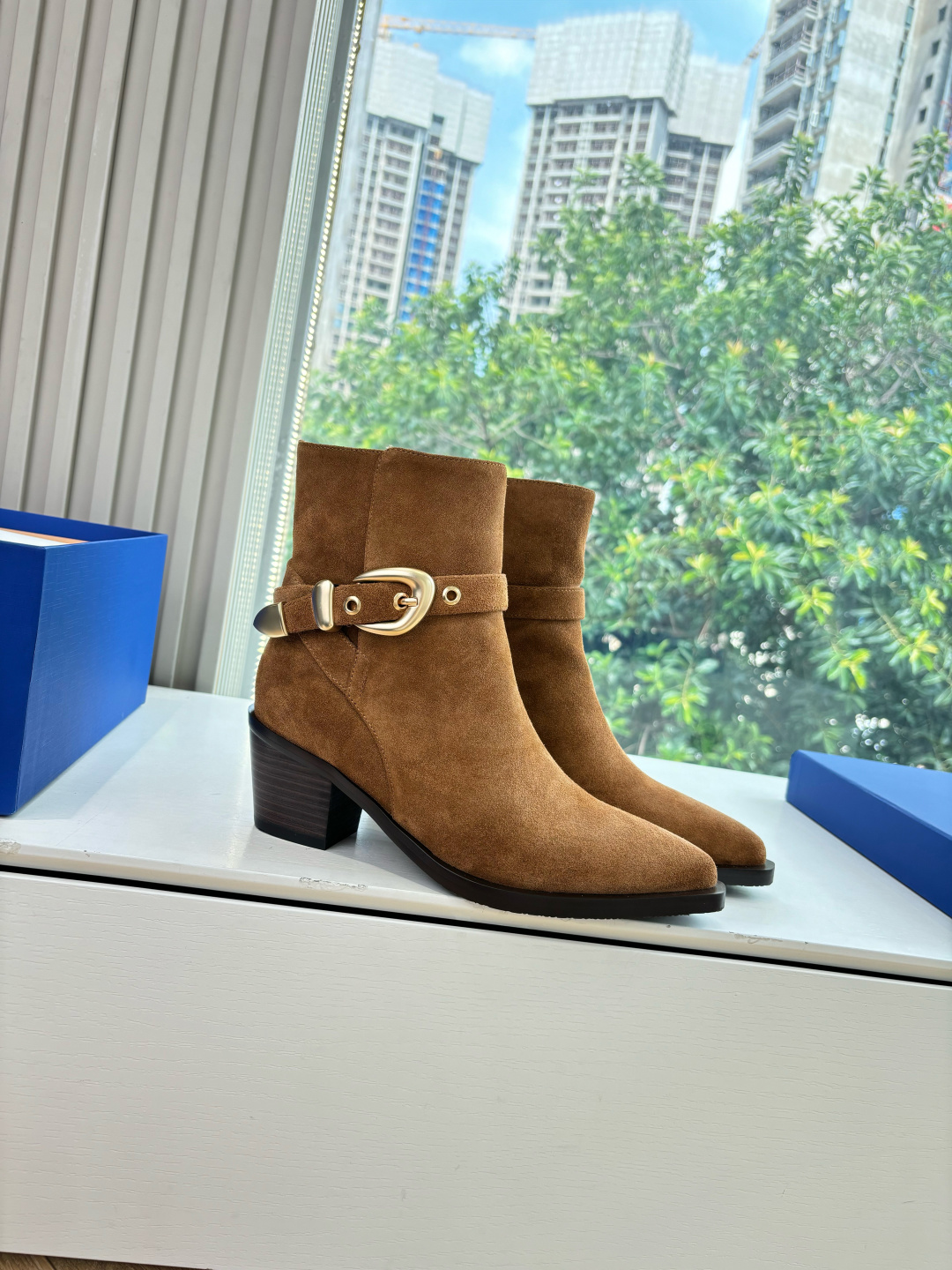 NO:491147,G588 What to see is what to get SW autumn and winter boot series!  Stuart Weitzman Flat-soled Chelsea short boots are unstoppable, matched with our RISE tire soles. The popular LIFT tire soles are unique, handsome and magnificent, full of fashion charm, light texture and comfortable fit for the legs. The texture is light and comfortable fit for the legs. The eye-catching thick and extended silhouette design is matched with a series of materials to show your fashion, functionality and influence in every step. Cowhide upper, inner lipili, original sole, size 35-40 (40.41 custom-made, no return or replacement), boots, stuart weitzman, boots, cowhide19860909G588所见即所得SW秋冬靴系列！Stuart Weitzman 平底切尔西短靴渠道好货势不可挡,搭配我们的RISE轮胎鞋底 广受欢迎的LIFT轮胎鞋底个性张扬、帅气粗旷设计、尽显时尚魅力、质感轻盈且舒适贴合腿型. 质感轻盈且舒适贴合腿型,引人瞩目的粗扩廓形设计搭配一系列材质,令您的每一步均尽显时尚、功能性及影响力. 鞋面牛皮 内里皮里 大底原版鞋底 尺码35-40（40.41定制不退不换),靴子,stuart weitzman,boots,cowhide,Women's Shoes