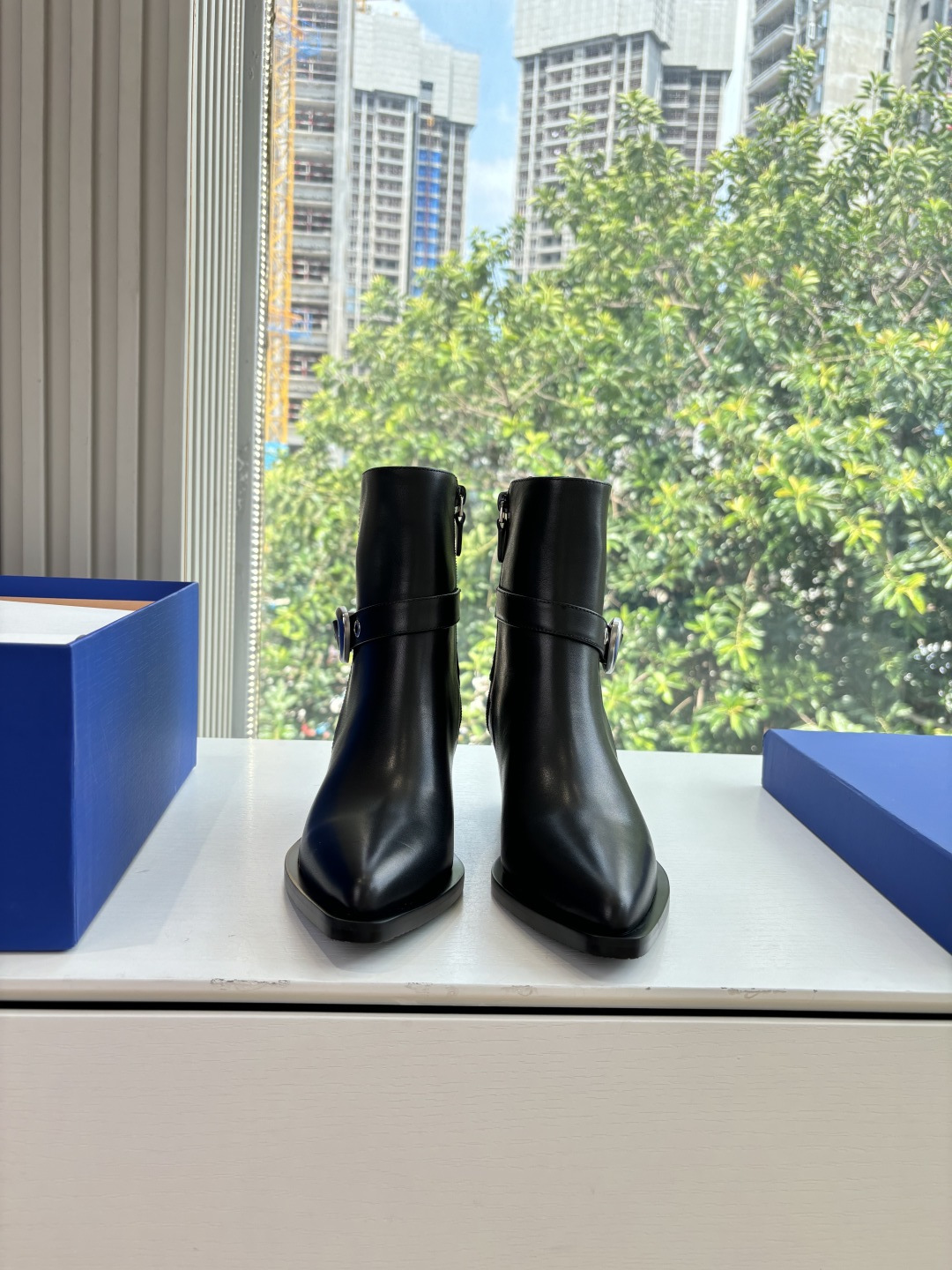 NO:491161,G588 What to see is what to get SW autumn and winter boot series!  Stuart Weitzman Flat-soled Chelsea short boots are unstoppable, matched with our RISE tire soles. The popular LIFT tire soles are unique, handsome and magnificent, full of fashion charm, light texture and comfortable fit for the legs. The texture is light and comfortable fit for the legs. The eye-catching thick and extended silhouette design is matched with a series of materials to show your fashion, functionality and influence in every step. Cowhide upper, inner lipili, original sole, size 35-40 (40.41 custom-made, no return or replacement), boots, stuart weitzman, boots, cowhide19860909G588所见即所得SW秋冬靴系列！Stuart Weitzman 平底切尔西短靴渠道好货势不可挡,搭配我们的RISE轮胎鞋底 广受欢迎的LIFT轮胎鞋底个性张扬、帅气粗旷设计、尽显时尚魅力、质感轻盈且舒适贴合腿型. 质感轻盈且舒适贴合腿型,引人瞩目的粗扩廓形设计搭配一系列材质,令您的每一步均尽显时尚、功能性及影响力. 鞋面牛皮 内里皮里 大底原版鞋底 尺码35-40（40.41定制不退不换),靴子,stuart weitzman,boots,cowhide,Women's Shoes