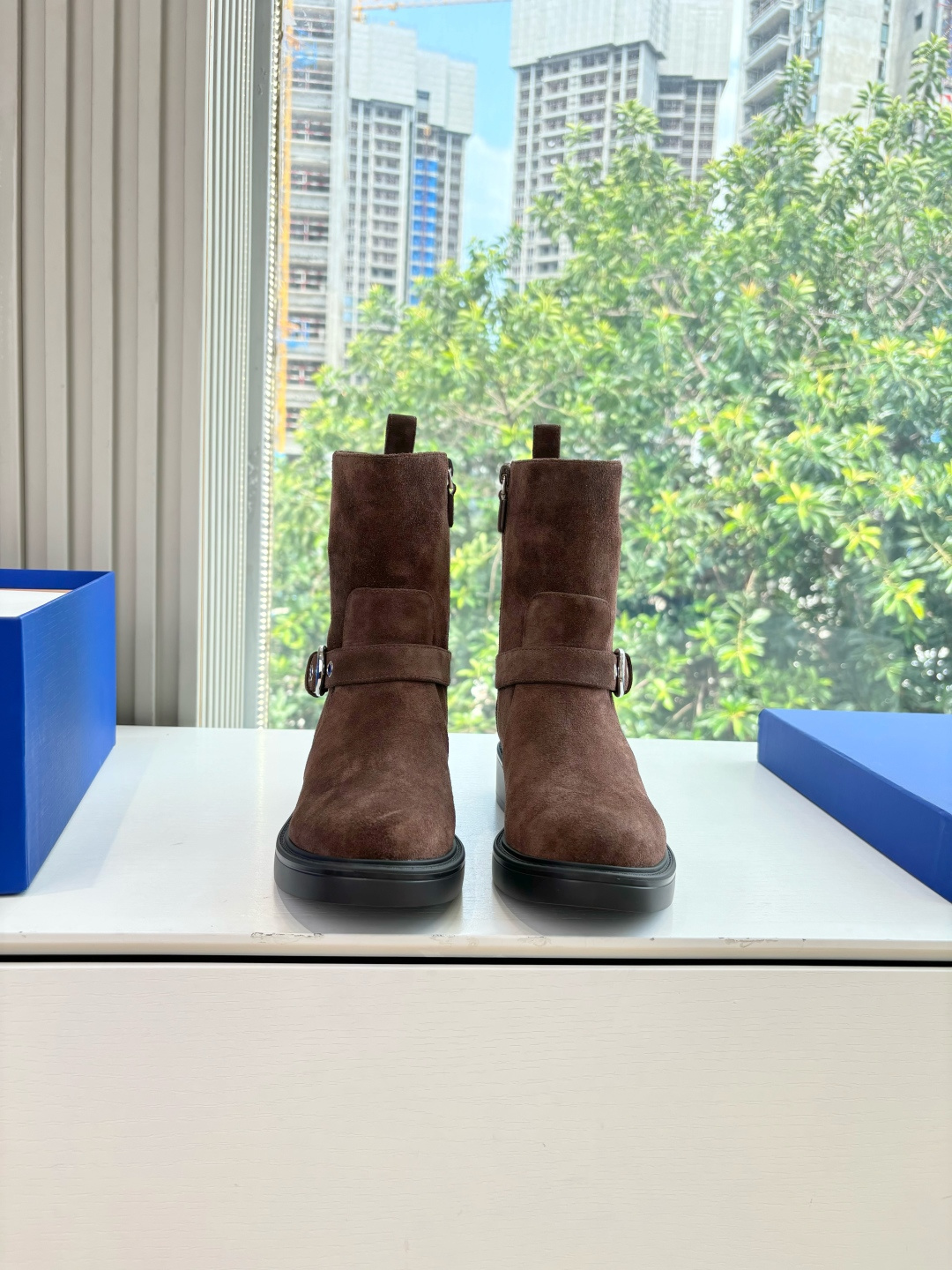 NO:491141,G588 What to see is what to get SW autumn and winter boot series!  The popular short boots for the year, this motorcycle short boots continues the previous hits, and has been upgraded and improved. This year's thinner foot shape, lighter and softer. It is estimated that it will be the big hit this year. The cool and cool short boots are the time to wear boots in early autumn. Fashionable people are looking forward to it. Stuart Weitzman Flat-soled Chelsea short boots are unstoppable. The popular LIFT tire sole of motorcycle short boots is unique, handsome and rough, showing fashionable charm, the texture is light and comfortable to fit the legs. The texture is light and comfortable to fit the legs. The eye-catching rough and extended silhouette design is matched with a series of materials, so that you can show your fashion, functionality and influence every step. The upper matte cowhide inner lipili, original sole size 35-40 (40.41 custom-made, no return or replacement), boots, stuart  weitzman, boots, cowhide19860909G588所见即所得SW秋冬靴系列！年爆款短靴今年这款机车扣短靴,延续之前的爆款的基础上,进行了新的升级改良今年的更瘦脚型、更轻、更柔美一些目测又会是今年的大爆款,又酷又飒的短靴初秋正是穿靴的时候,时髦精们冲呀 Stuart Weitzman 平底切尔西短靴渠道好货势不可挡,机车短靴广受欢迎的LIFT轮胎鞋底个性张扬、帅气粗旷设计、尽显时尚魅力、质感轻盈且舒适贴合腿型.质感轻盈且舒适贴合腿型,引人瞩目的粗扩廓形设计搭配一系列材质,令您的每一步均尽显时尚、功能性及影响力. 鞋面磨砂牛皮 内里皮里 大底原版鞋底 尺码35-40（40.41定制不退不换),靴子,stuart weitzman,boots,cowhide,Women's Shoes