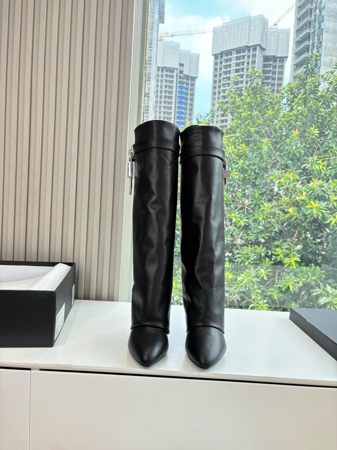 NO:491167,G277 WYSIWYG GIVENCHY GIVENCHY classic model new high-heeled embroidered boots, the highest version on the market Givenchy lock buckle toe embroidered model popular fashion original development shoe shape super positive and highest restorative shoe shape very good wrapping, slim and high-end super comfortable upper imported cowhide inner calf leather custom-made version private model iconic logo lock heel pair private model heel height 8.5cm outsole imported leather outsole size 35-40 [40/41:42/Customizable without return], boots, given, given, given, given, boots, cowhide, Leather soles19860909G277所见即所得GIVENCHY纪梵希经典款 新款高跟刺绣长靴,市面最高版本纪梵希 锁扣 鞋头刺绣花款 风靡整个时尚原版开发鞋型超级正最高还原度鞋型包裹性非常好 显瘦 显高级 超级舒适 鞋面進口牛皮 内里小牛皮 定制对版私模标志性Logo锁扣 鞋跟对版私模 跟高8.5cm 大底 进口真皮大底 码数35-40【40/41:42/可定制不退换】,靴子,givenchy,givenchy,boots,cowhide,Leather soles,Women's Shoes