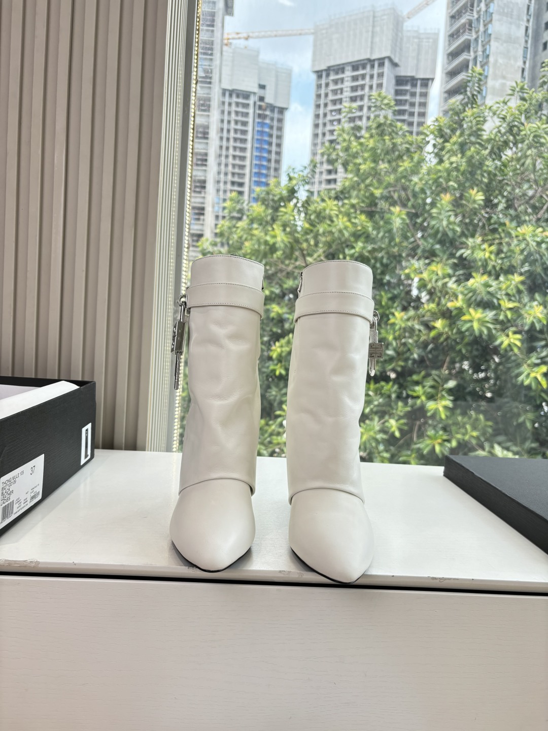 NO:491172,G277 WYSIWYG GIVENCHY classic model, new high-heeled embroidered boots, the highest version of the market, Givenchy lock, toe embroidered model, popular throughout the fashion, original developed shoe shape is super positive and highest restorative shoe shape, very good wrapping, slim and high-end, super comfortable, imported cowhide upper, calfskin inner, custom-made version private model, iconic logo lock, heel pair private model, heel height 8.5cm, outsole, imported genuine leather outsole, size 35-40 [40/41:42/Customizable without return], boots, given, given, given, given, boots, cowhide, Leather soles19860909G277所见即所得GIVENCHY经典款 新款高跟刺绣长靴,市面最高版本纪梵希 锁扣 鞋头刺绣花款 风靡整个时尚 原版开发鞋型超级正最高还原度鞋型 包裹性非常好 显瘦 显高级 超级舒适 鞋面進口牛皮 内里小牛皮 定制对版私模标志性Logo锁扣 鞋跟对版私模 跟高8.5cm 大底 进口真皮大底 码数35-40【40/41:42/可定制不退换】,靴子,givenchy,givenchy,boots,cowhide,Leather soles,Women's Shoes