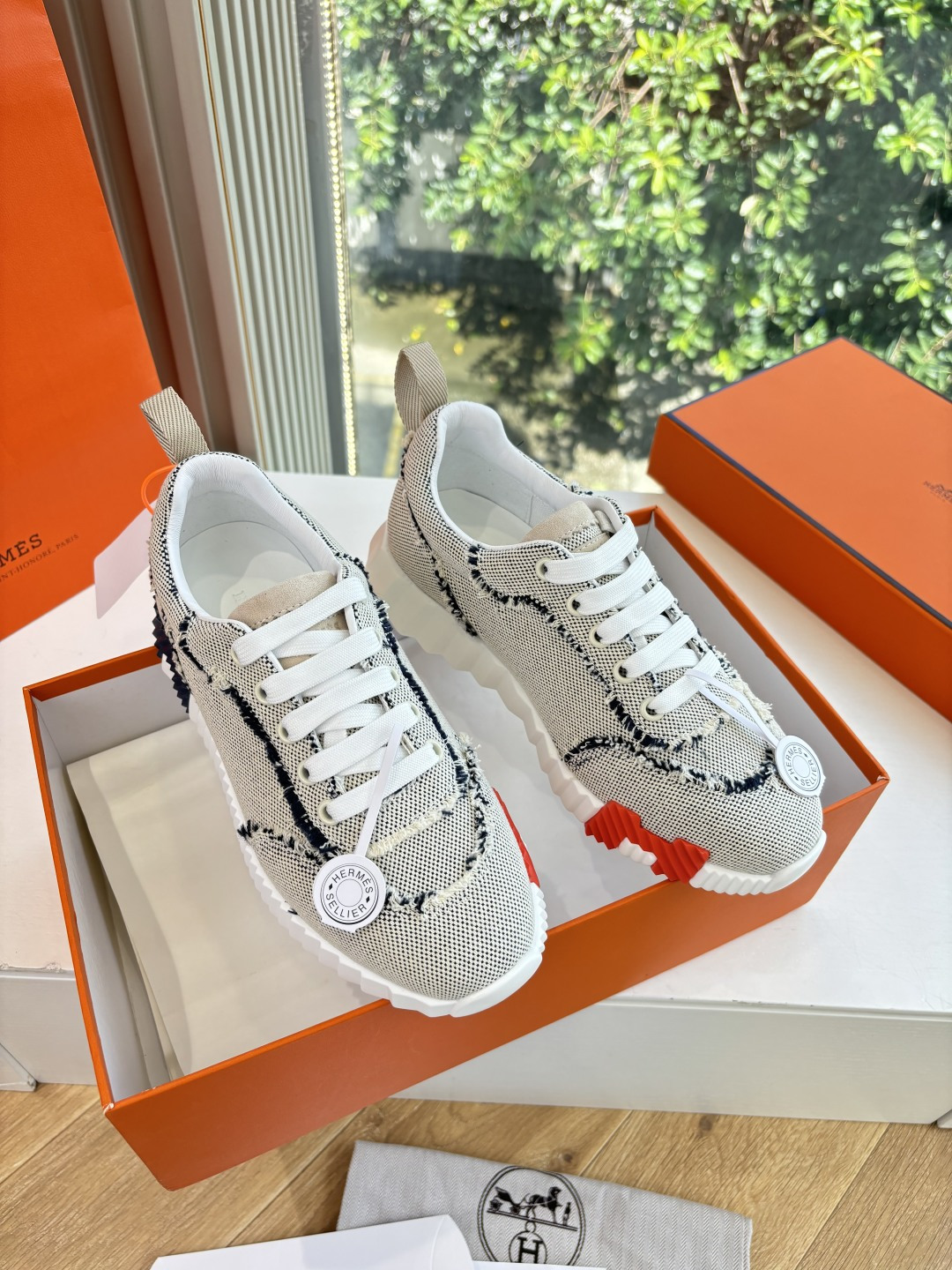 NO:491154,The airplane box box 15G909 counter version Hermes bouncing sneakers for men's real shots. The most worthwhile purchase of Hermes men's sneakers. The legendary shoes that you want to buy are trendy. Fashion, comfortable and versatile. Although the price is rising, the price is really not expensive. The new color schemes are very good. There are many other colors, and there are not so many choices, but they are also very good-looking, especially with couples' feeling. Fabric customization to the fabric. The inner lining original inner lining. The sole exclusive original mold-sucking sole. Size 35-46 (46 customization, no return or replacement, 39-42 orders are indicated for men and women), casual shoes/sports, hermes, sneakers19860909现货供应飞机盒盒15G909专柜版爱马仕 bouncing运动鞋男款实拍最值得的入手的爱马仕男款运动鞋传说中不配货也要买的鞋潮流 时尚 舒适 百搭 虽然涨价 但价格真不贵新出的配色都很好看 还有很多其他配色,选择没有那么多不过也是很好看,尤其搭配情侣款感感 面料定制对版布面 内里原版内里 鞋底独家原版吸模大底 尺码35-46(46定制不退不换,39-42下单注明男女）,休闲鞋/运动鞋,hermes,sneakers,Women's Shoes