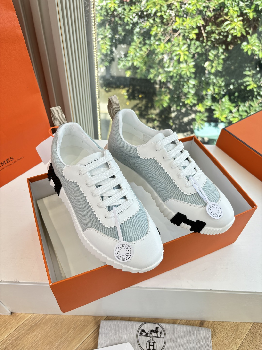 NO:491160,Aircraft box 15G909 counter version Hermes bouncing sneakers for men's real shots. The most worthwhile purchase of Hermes men's sneakers. The legendary shoes that you want to buy are trendy. Fashion, comfortable and versatile. Although the price is rising, the price is really not expensive. New colors are all very good. There are many other colors, and there are not so many choices, but they are also very good, especially with couples' feeling. Fabric custom-made paired cowhide cloth surface. Inner original inner lining. Exclusive original mold-sucking sole. Size 35-46 (46 customization, no return or replacement, 39-42 orders are not specified for men and women), casual shoes/sports, hermes, sneakers, cowhide19860909现货供应飞机盒盒15G909专柜版爱马仕 bouncing运动鞋男款实拍最值得的入手的爱马仕男款运动鞋传说中不配货也要买的鞋潮流 时尚 舒适 百搭 虽然涨价 但价格真不贵新出的配色都很好看 还有很多其他配色,选择没有那么多不过也是很好看,尤其搭配情侣款感感 面料定制对版牛皮布面 内里原版内里 鞋底独家原版吸模大底 尺码35-46(46定制不退不换,39-42下单注明男女）,休闲鞋/运动鞋,hermes,sneakers,cowhide,Women's Shoes