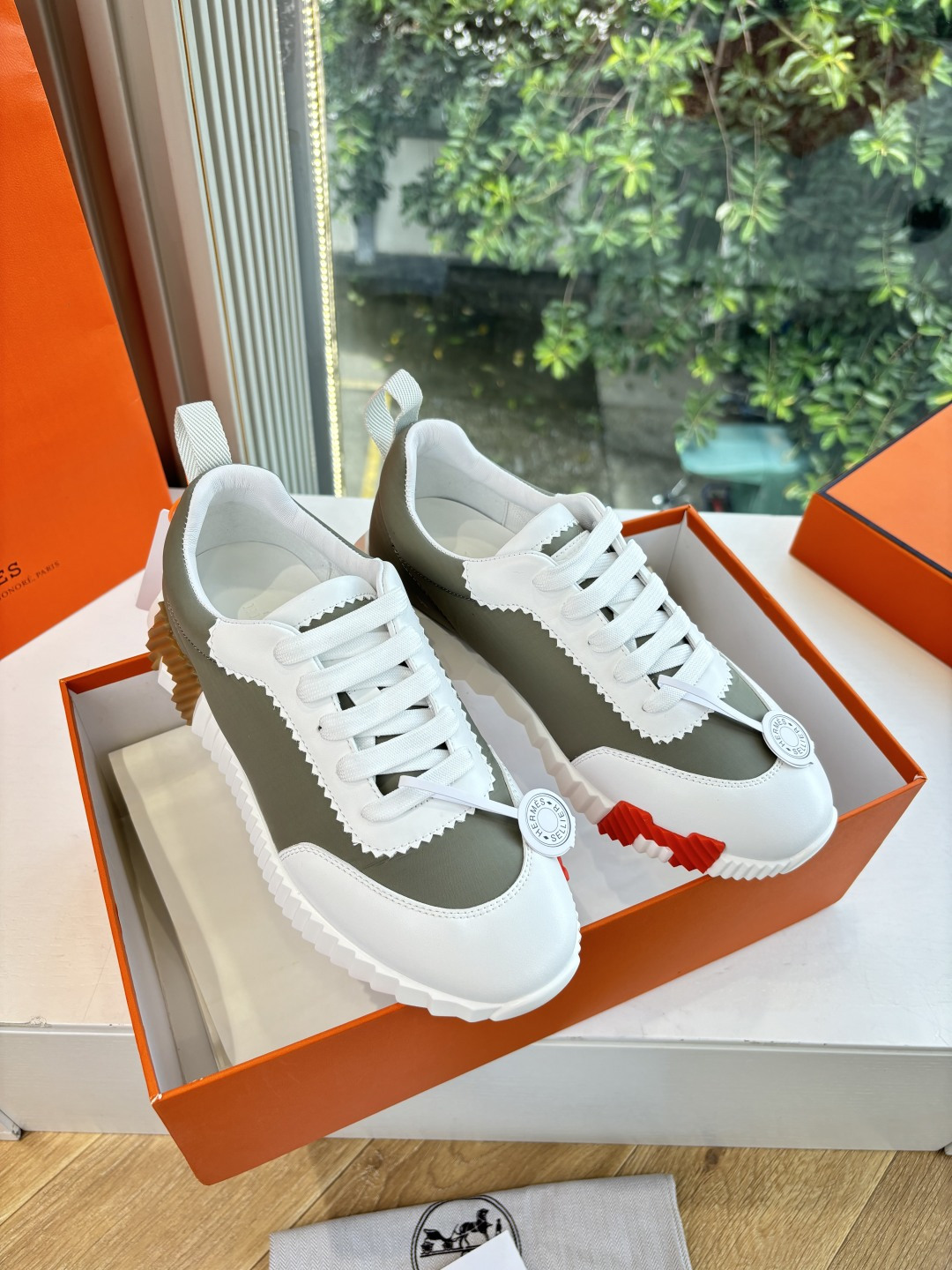 NO:491165,The airplane box box 15G909 counter version Hermes bouncing sneakers for men's real shots. The most worthwhile purchase of Hermes men's sneakers. The legendary shoes that you want to buy are trendy. Fashion, comfortable and versatile. Although the price is rising, the price is really not expensive. The new color schemes are very good. There are many other colors, and there are not so many choices, but they are also very good. Especially with the feeling of couples. Fabric customization, cowhide, cowhide, the original inner sole, the sole exclusive original mold-sucking sole. Size 35-46 (46 customization, no return or replacement, 39-42 orders are not specified for men and women), casual shoes/sports, hermes, sneakers, cowhide19860909现货供应飞机盒盒15G909专柜版爱马仕 bouncing运动鞋男款实拍最值得的入手的爱马仕男款运动鞋传说中不配货也要买的鞋潮流 时尚 舒适 百搭 虽然涨价 但价格真不贵新出的配色都很好看 还有很多其他配色,选择没有那么多不过也是很好看,尤其搭配情侣款感感 面料定制对版牛皮+布面 内里原版内里 鞋底独家原版吸模大底 尺码35-46(46定制不退不换,39-42下单注明男女）,休闲鞋/运动鞋,hermes,sneakers,cowhide,Women's Shoes