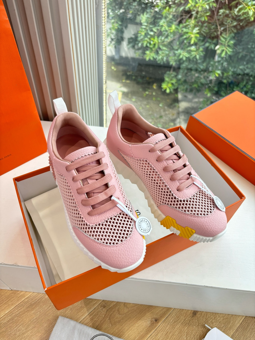 NO:491142,Aircraft box 15G909 counter version Hermes bouncing sneakers for men's real shots. The most worthwhile purchase of Hermes men's sneakers. The legendary shoes that you want to buy are trendy. Fashion, comfortable and versatile. Although the price is rising, the price is really not expensive. New colors are all very good. There are many other colors, and there are not so many choices, but they are also very good, especially with couples' feeling. Fabric customization pair cowhide + mesh. Inner original inner lining. Exclusive original mold-sucking sole. Size 35-46 (46 customization, no return or replacement, 39-42 orders are indicated for men and women), casual shoes/sports, hermes, sneakers, cowhide19860909现货供应飞机盒盒15G909专柜版爱马仕 bouncing运动鞋男款实拍最值得的入手的爱马仕男款运动鞋传说中不配货也要买的鞋潮流 时尚 舒适 百搭 虽然涨价 但价格真不贵新出的配色都很好看 还有很多其他配色,选择没有那么多不过也是很好看,尤其搭配情侣款感感 面料定制对版牛皮+网面 内里原版内里 鞋底独家原版吸模大底 尺码35-46(46定制不退不换,39-42下单注明男女）,休闲鞋/运动鞋,hermes,sneakers,cowhide,Women's Shoes