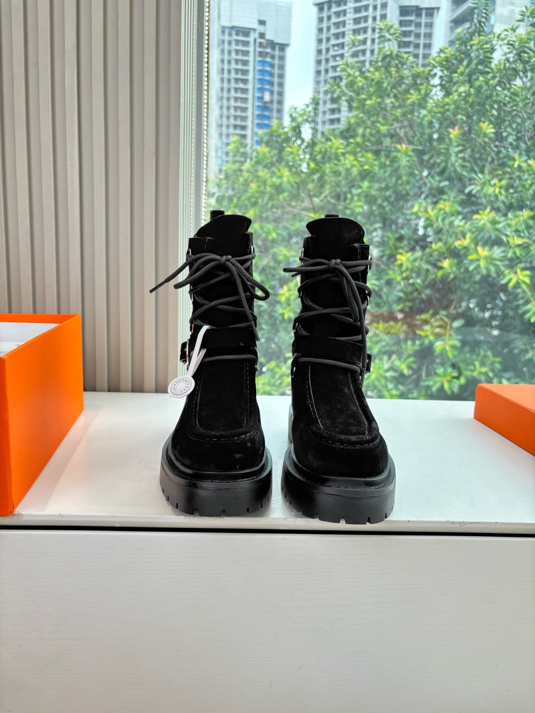 NO:559800,G203 Purchasing Level WYSIWYG H Home Chelsea Boots 2025 Autumn and Winter New Style HERMES Classic Boots Counter Price is Close to 2W. The high price naturally has unique craftsmanship and quality. The leather of this boot is all imported and customized, and the lining material is also imported custom cowhide. It is easy to wear and comfortable to match. It is a must-have for autumn and winter, and the style lasts forever. No matter how you wear it, it is a knight boot that will never go out of style. The upper is imported frosted cowhide, the lining is imported cowhide, and the outsole is original.  Size 35-39 (40.41 non-refundable and non-exchangeable), boots, hermes, hermes, boots, cowhide19860909G203代购级别所见即所得H家切尔西靴2025秋冬新款 HERMES爱马仕经典靴子专柜价格接近2W高昂的售价自然有独特的工艺和品质这款靴子的皮料全部为进口定制,内里材质也是进口定制牛皮,,好穿舒适搭配什么都好看的秋冬必备款,而且风格永存怎么穿都不会过时的骑士靴. 鞋面进口磨砂牛皮 内里进口牛皮内里 大底原版鞋底 码数35-39（40.41不退不换),靴子,hermes,hermes,boots,cowhide,Women's Shoes