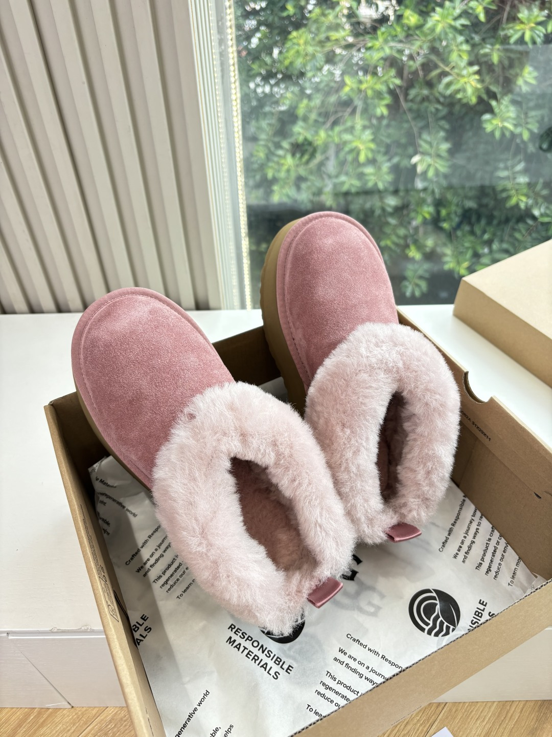 NO:534303,UGG25s autumn and winter new style, super fresh and natural color, winter thick-soled snow boots, Tian Bodhisattva, such a fresh and natural color really caught my heart all at once. The super fresh sky blue is like the spring sky, waving freely in the breeze, lying in the warm sunshine, comfortable~ And this new super pink and tender pink really hits someone's girl's heart~ her feet are pink and tender, and the super girl's heart is the color of heartbeat!  There is also a super versatile lotus pink color, and the style is super versatile!  !  Material ox back velvet inner wool outsole rubber outsole shoe size 35-39/40 customized non-return, snow boots, boots19860909UGG25s秋冬新款 超清新自然色冬日厚底雪地靴 天菩萨,这么清新自然的色真的一下子抓住了我的心巴,超级清新的天蓝色,像春天的天空,自在微风拂面,躺在暖暖的阳光下,惬意～而且本次上新的超级粉嫩的嫩粉色,真的戳中了谁的少女心～上脚粉粉嫩嫩,超级少女心,是心动的颜色！还有超级百搭的藕粉色,上脚不调风格超级百搭！！ 材质牛反绒 内里羊毛 大底橡胶大底 鞋码35-39/40定制不退换,雪地靴,boots,Women's Shoes