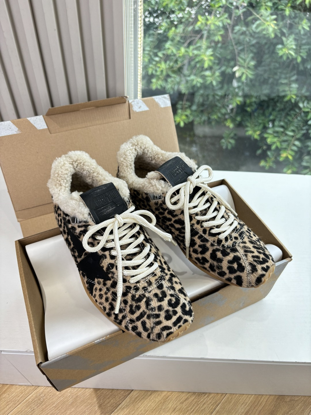 NO:534320,GGDB Casual small dirty shoes versatile two-wear casual shoes pursuing 'perfect imperfection', brand iconic live-in The years leave traces, making | daily processing and unique stars are the perfect combination of Italian handmade craftsmanship and classic appearance. It not only has high recognition in clothing, but also expresses a real and free attitude. It does not deliberately pursue spotlessness, but also has a more comfortable and comfortable trace of unrestrainedness. Material Material Imported cowhide/wool inner calfskin, large sole open mold and large sole size for women 35-40 (40 customization, no return or replacement), casual shoes/sports shoes, sneakers, cowhide19860909GGDB 休闲小脏鞋 百搭两穿休闲鞋 追求“完美的不完美”、品牌标志性的lived-in 岁月留痕,做|日处理和独特的星星,是意大利手作工艺与经典外观的完美结合,不仅好穿辨识度高,表达了一种真实自由的态度,不刻意去追求一尘不染,随性不羁的痕迹反而更舒适自在 material 材质 鞋面进口牛皮/羊毛 内里小牛皮 大底开模大底 码数女35-40(40定制不退不换),休闲鞋/运动鞋,sneakers,cowhide,Women's Shoes