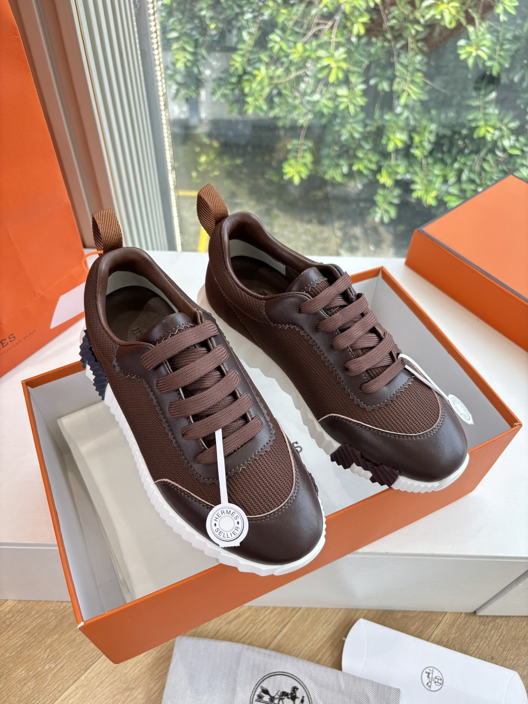 NO:532746,Airplane box 10 Dongguan production spot supply counter version Hermes bouncing sneakers men's real shots The most worth buying Hermes men's sneakers legendary shoes that you want to buy even if you don't match the goods. Fashion, comfortable and versatile. Although the price is rising, the price is really not expensive. New colors are all very good. There are many other colors, and there are not so many choices, but they are also very good, especially with couples' feeling. Fabric customization paired cowhide + cloth inner lining original inner sole exclusive original mold-sucking sole size 35-46 (46 customization without return or replacement, 39-42 order notes male and female), hermes, sneakers, cowhide19860909飞机盒10 莞产现货供应专柜版爱马仕 bouncing运动鞋男款实拍最值得的入手的爱马仕男款运动鞋传说中不配货也要买的鞋潮流 时尚 舒适 百搭 虽然涨价 但价格真不贵新出的配色都很好看 还有很多其他配色,选择没有那么多不过也是很好看,尤其搭配情侣款感感 面料定制对版牛皮+布面 内里原版内里 鞋底独家原版吸模大底 尺码35-46(46定制不退不换,39-42下单注明男女）,,hermes,sneakers,cowhide,Men's shoes