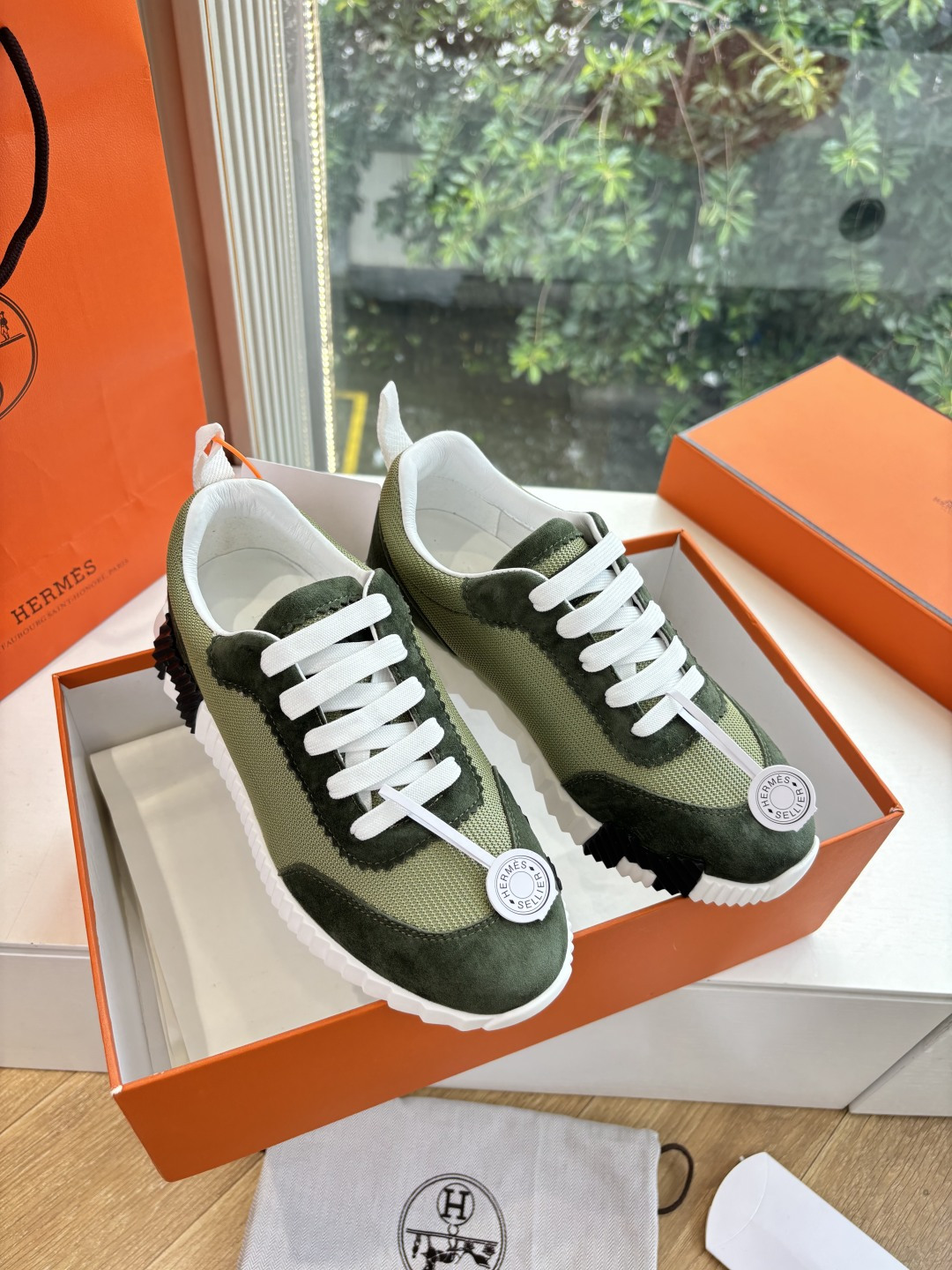 NO:532664,Airplane box 10, Dongguan production, spot supply, counter version Hermes bouncing sneakers, men's real shots, the most worth buying Hermes men's sneakers, legendary shoes that you want to buy without matching, fashion, comfortable, versatile, although the price is rising, the price is really not expensive, the new color matching looks very good. There are many other color matching, not so many choices, but it is also very good, especially with couples' feeling, fabric customization, cowhide, original inner lining, sole exclusive original mold-sucking sole, size 35-46 (46 customization, no return or replacement, 39-42 orders are not specified for men and women),, hermes, sneakers, cowhide19860909飞机盒盒10 莞产现货供应 专柜版爱马仕 bouncing运动鞋男款实拍最值得的入手的爱马仕男款运动鞋传说中不配货也要买的鞋潮流 时尚 舒适 百搭 虽然涨价 但价格真不贵新出的配色都很好看 还有很多其他配色,选择没有那么多不过也是很好看,尤其搭配情侣款感感 面料定制对版牛皮+网面 内里原版内里 鞋底独家原版吸模大底 尺码35-46(46定制不退不换,39-42下单注明男女）,,hermes,sneakers,cowhide,Men's shoes