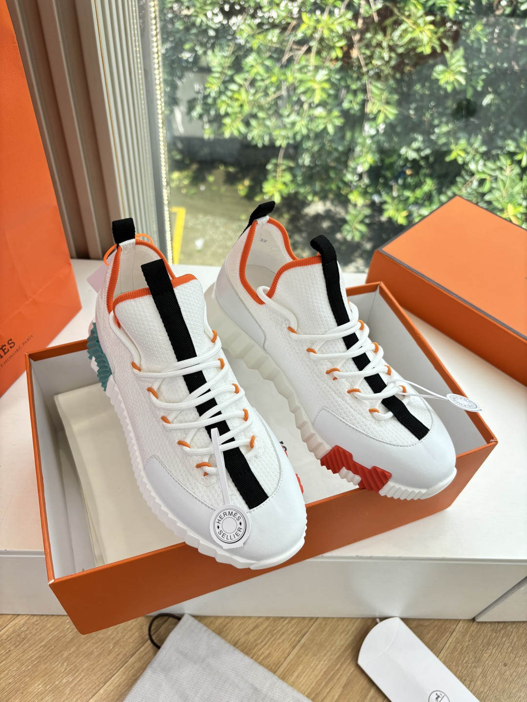 NO:532673,Aircraft box 10 Dongguan production is available in stock. The counter version of Hermes bouncing sneakers. The most worthwhile shot of men's sports shoes. Hermes men's sports shoes. The legendary shoes that you want to buy are trendy. Fashion, comfortable and versatile. Although the price is rising, the price is really not expensive. The new color schemes are very good. There are many other colors. There are not so many choices but they are also very good. Especially with the feeling of couples. Fabric customization, cowhide, original inner lining, sole exclusive original mold-sucking sole. Size 35-46 (46 customization, no return or replacement, 39-42 orders are indicated for men and women),, hermes, sneakers, cowhide19860909飞机盒盒10莞产现货供应 专柜版爱马仕 bouncing运动鞋男款实拍最值得的入手的爱马仕男款运动鞋传说中不配货也要买的鞋潮流 时尚 舒适 百搭 虽然涨价 但价格真不贵新出的配色都很好看 还有很多其他配色,选择没有那么多不过也是很好看,尤其搭配情侣款感感 面料定制对版牛皮+网面 内里原版内里 鞋底独家原版吸模大底 尺码35-46(46定制不退不换,39-42下单注明男女）,,hermes,sneakers,cowhide,Men's shoes