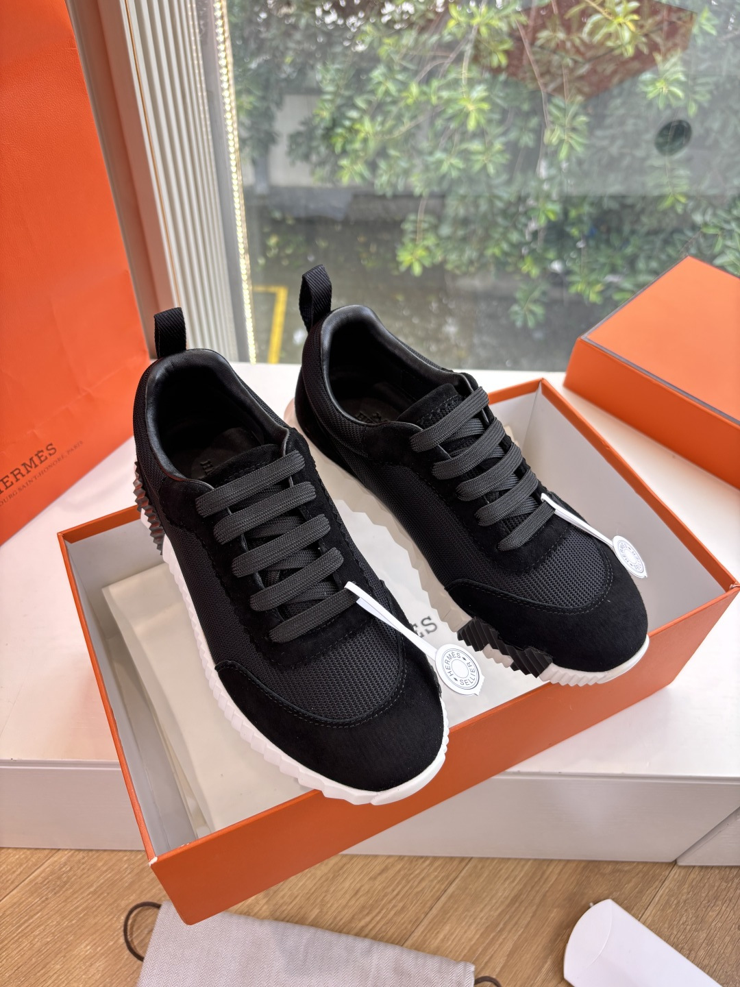 NO:492644,Aircraft box 15G909 counter version Hermes bouncing sneakers for men's real shots. The most worthwhile purchase of Hermes men's sneakers. The legendary shoes that you want to buy are trendy. Fashion, comfortable and versatile. Although the price is rising, the price is really not expensive. New colors are all very good. There are many other colors, and there are not so many choices, but they are also very good-looking, especially with couples' feeling. Fabric customization pair cowhide + mesh. Inner original inner lining. Exclusive original mold-sucking sole. Size 35-46 (46 customization, no return or replacement, 39-42 orders are indicated for men and women), casual shoes/sports, hermes, sneakers, cowhide19860909现货供应飞机盒盒15G909专柜版爱马仕 bouncing运动鞋男款实拍最值得的入手的爱马仕男款运动鞋传说中不配货也要买的鞋潮流 时尚 舒适 百搭 虽然涨价 但价格真不贵新出的配色都很好看 还有很多其他配色,选择没有那么多不过也是很好看,尤其搭配情侣款感感 面料定制对版牛皮+网面 内里原版内里 鞋底独家原版吸模大底 尺码35-46(46定制不退不换,39-42下单注明男女）,休闲鞋/运动鞋,hermes,sneakers,cowhide,Women's Shoes