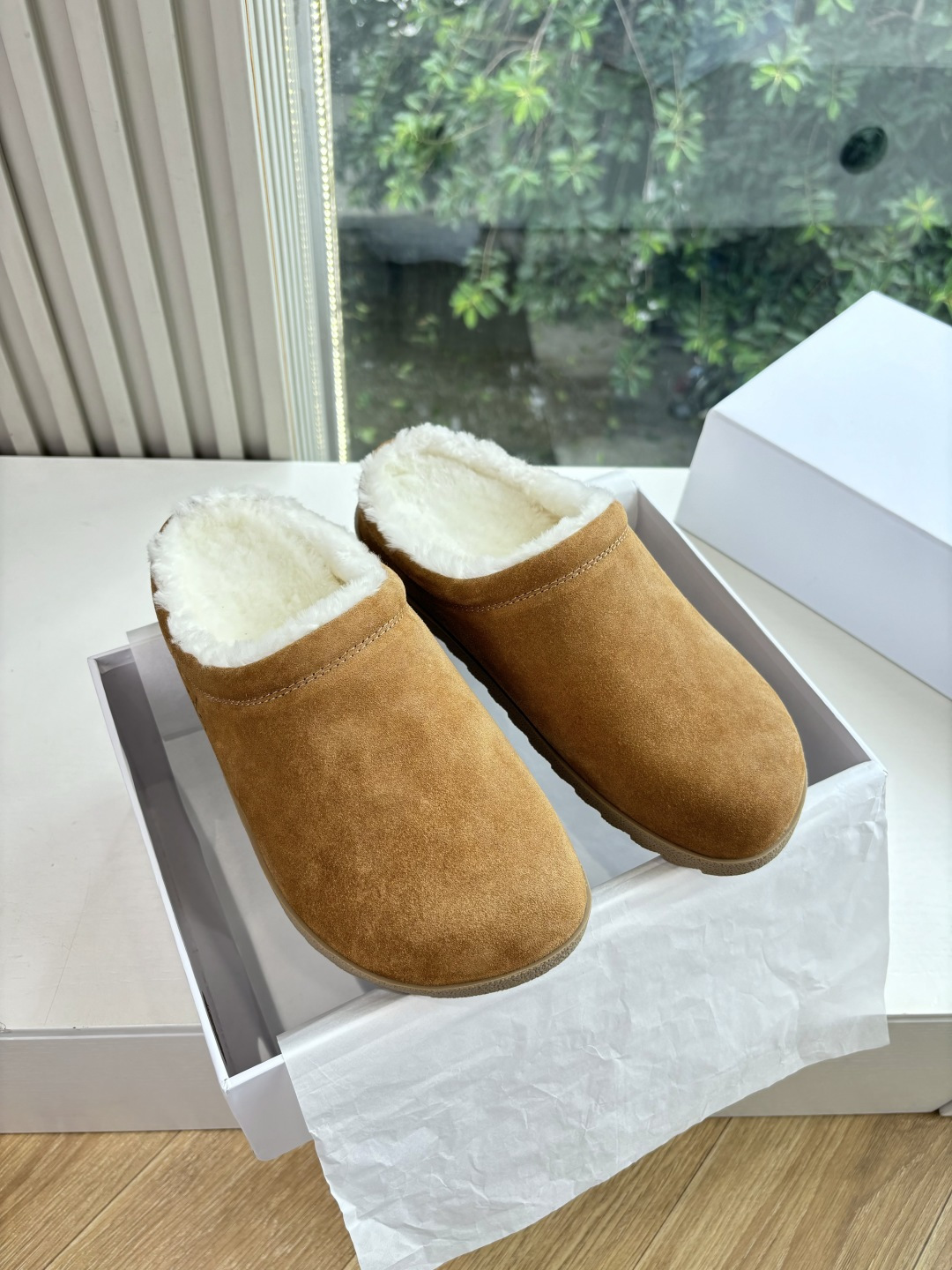 NO:497666,Alo top quality G021 WYSIWYG alo autumn and winter new bag-toe slippers cotton shoes thick-soled casual shoes, as the leading brand, this new pair also continues its usual comfort concept, and is light and comfortable when worn on the feet, as if stepping on the clouds. Moreover, its soles are made of EVA material, which is non-slip and wear-resistant, and it is stable and stable whether you are walking or running. You no longer have to worry about being tired of walking!  In addition to comfort, the design of this new pair is also super stylish!  Simple lines and smooth tailoring can be matched with casual clothes and hold formal occasions. Moreover, the fluffy decoration on the upper is the finishing touch, making the whole pair look more cute and playful, and is definitely a must-have item for trendy girls!  Upper wool inner wool Size: 35-40 (40 custom made without return or replacement), semi-dragged fur shoes, slippers19860909alo顶级品质G021所见即所得alo秋冬新款包头拖鞋棉鞋厚底休闲鞋作为的领军品牌,这双新款同样延续了其一贯的舒适理念,穿在脚上轻盈自在,仿佛踩在了云朵上一般.而且,它的鞋底采用EVA材质,防滑耐磨,不管是走路还是跑步都稳稳当当的,再也不用担心走路累脚啦！ 除了舒适度,这双新款的设计也是超级时尚的！ 简约的线条和流畅的剪裁,既能搭配休闲装,也能hold住正式场合 而且,鞋面上的绒毛装饰更是点睛之笔,让整双看起来更加可爱俏皮,绝对是潮女们的必备单品！ 鞋面羊毛 内里羊毛 码数:35-40(40定制不退不换),半拖毛毛鞋,slippers,Women's Shoes