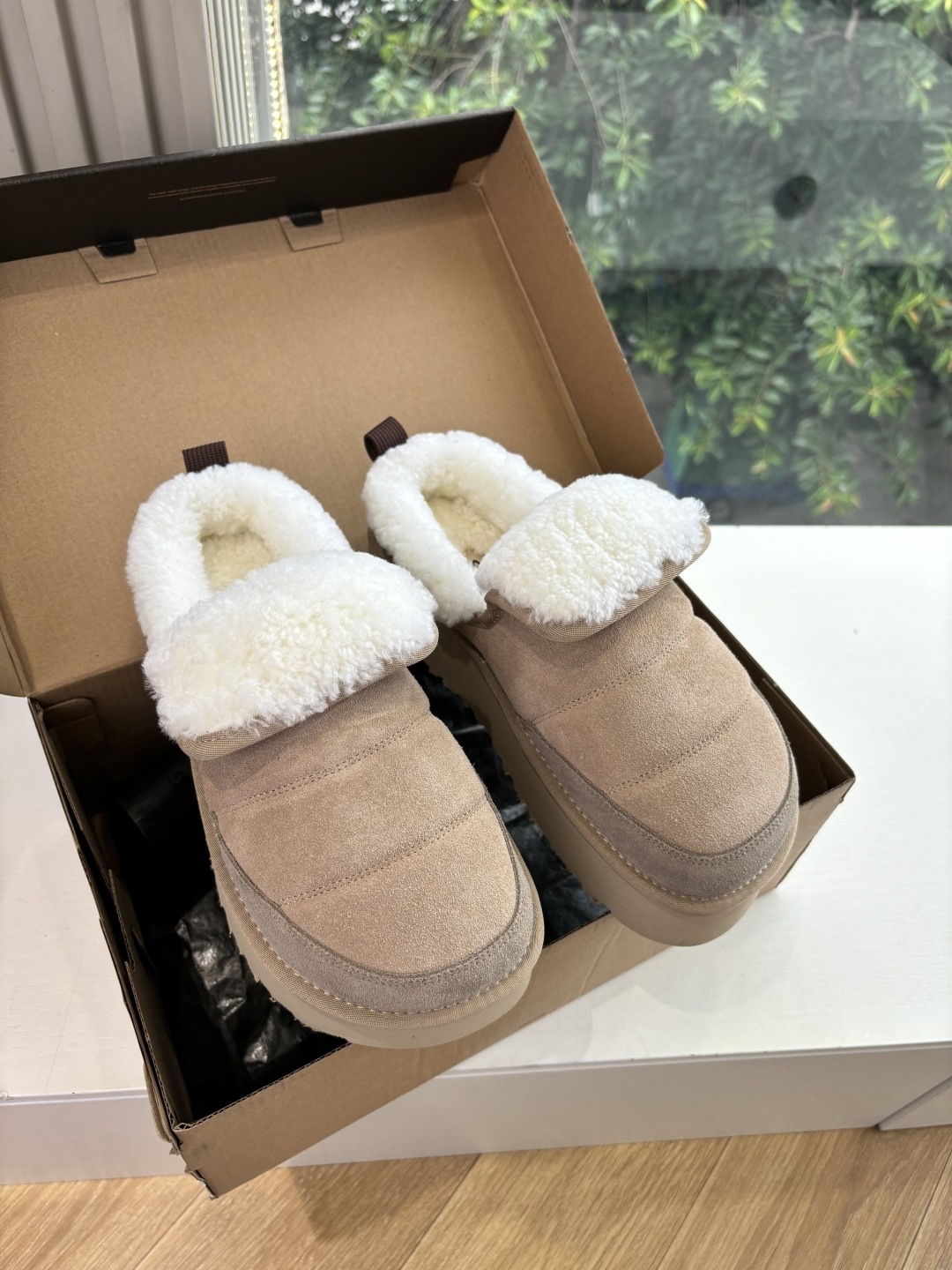 NO:534308,As the leading brand of UGG's new autumn and winter bag-toe slippers cotton shoes, thick-soled casual shoes, this new pair also continues its usual concept of comfort. It is light and comfortable when worn on the feet, as if it is stepping on a cloud. Moreover, its soles are made of EVA material, which is non-slip and wear-resistant, and it is stable and stable whether you are walking or running. You no longer have to worry about being tired of walking!  In addition to comfort, the design of this new pair is also super stylish!  Simple lines and smooth tailoring can be matched with casual clothes and hold formal occasions. Moreover, the fluffy decoration on the upper is the finishing touch, making the whole pair look more cute and playful, and is definitely a must-have item for trendy girls!  Cowhide upper inner wool Size: 35-40 (40 custom made without return or replacement), snow boots, boots, slippers, cowhide19860909UGG秋冬新款包头拖鞋棉鞋厚底休闲鞋作为的领军品牌,这双新款同样延续了其一贯的舒适理念,穿在脚上轻盈自在,仿佛踩在了云朵上一般.而且,它的鞋底采用EVA材质,防滑耐磨,不管是走路还是跑步都稳稳当当的,再也不用担心走路累脚啦！ 除了舒适度,这双新款的设计也是超级时尚的！ 简约的线条和流畅的剪裁,既能搭配休闲装,也能hold住正式场合 而且,鞋面上的绒毛装饰更是点睛之笔,让整双看起来更加可爱俏皮,绝对是潮女们的必备单品！ 鞋面牛皮 内里羊毛 码数:35-40(40定制不退不换),雪地靴,boots,slippers,cowhide,Women's Shoes
