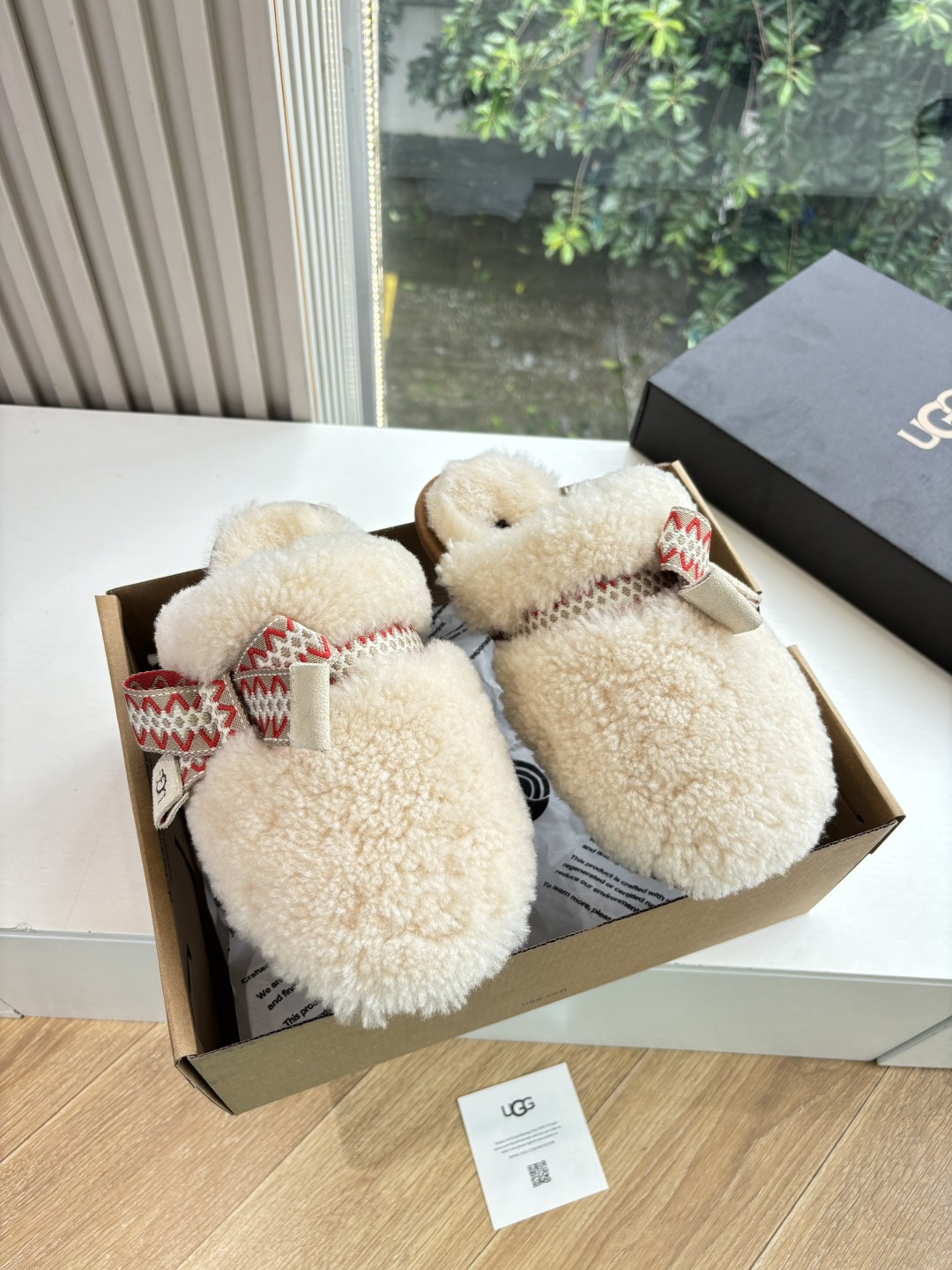 NO:534298,As the leading brand of UGG's new autumn and winter Baotou slippers and cotton shoes, this new pair also continues its usual concept of comfort. It is light and comfortable when worn on the feet, as if it is stepping on a cloud. Moreover, its soles are made of EVA, which is non-slip and wear-resistant, and it is stable and stable whether you are walking or running. You no longer have to worry about being tired of walking!  In addition to comfort, the design of this new pair is also super stylish!  Simple lines and smooth tailoring can be matched with casual clothes and hold formal occasions. Moreover, the fluffy decoration on the upper is the finishing touch, making the whole pair look more cute and playful, and is definitely a must-have item for trendy girls!  Upper wool inner wool Size: 35-40 (40 customization, no return or replacement), snow boots, boots, slippers19860909UGG秋冬新款包头拖鞋棉鞋作为的领军品牌,这双新款同样延续了其一贯的舒适理念,穿在脚上轻盈自在,仿佛踩在了云朵上一般.而且,它的鞋底采用EVA材质,防滑耐磨,不管是走路还是跑步都稳稳当当的,再也不用担心走路累脚啦！ 除了舒适度,这双新款的设计也是超级时尚的！ 简约的线条和流畅的剪裁,既能搭配休闲装,也能hold住正式场合 而且,鞋面上的绒毛装饰更是点睛之笔,让整双看起来更加可爱俏皮,绝对是潮女们的必备单品！ 鞋面羊毛 内里羊毛 码数:35-40(40定制不退不换),雪地靴,boots,slippers,Women's Shoes