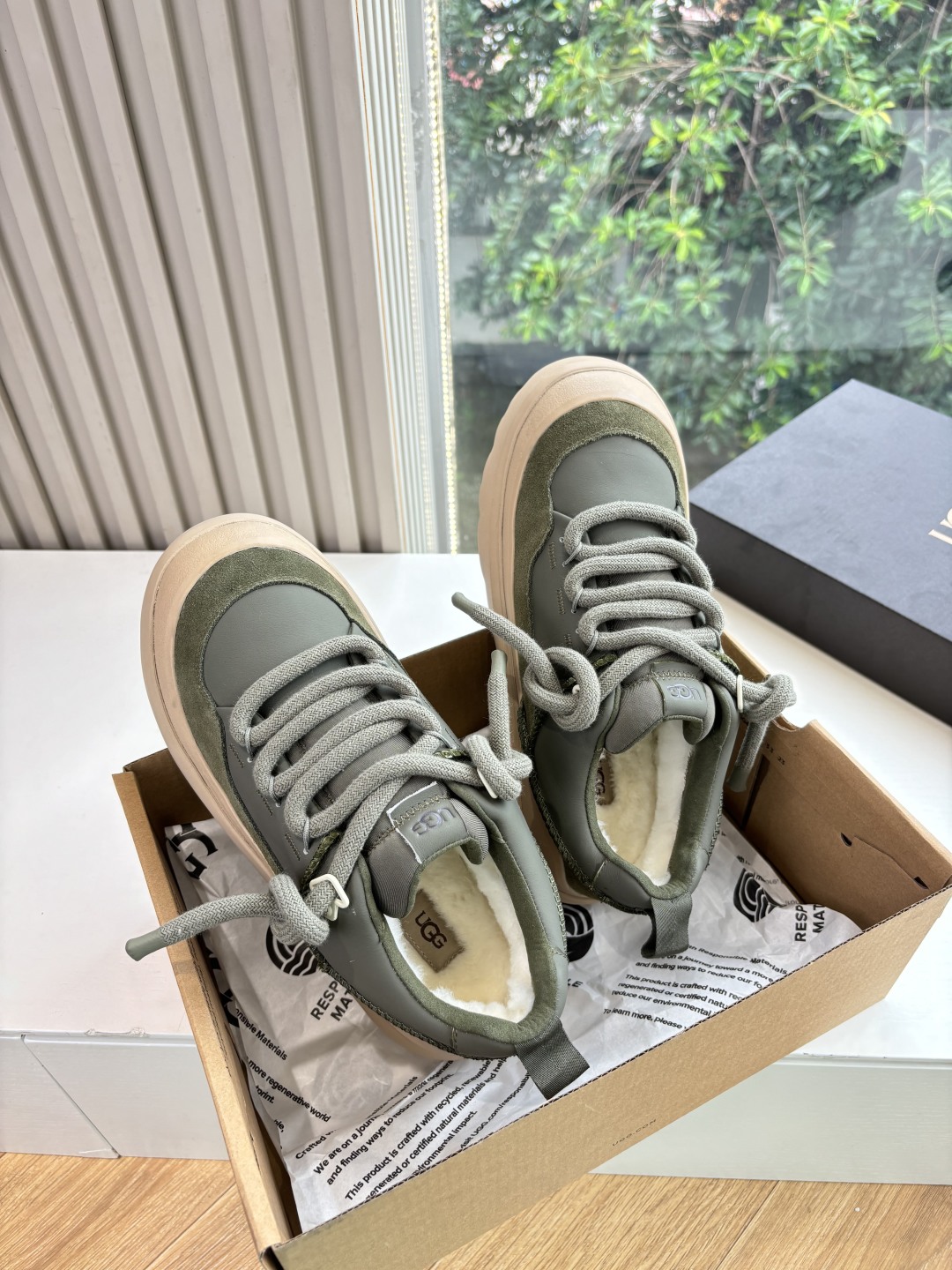 💰310，男➕10😀ugg顶级品质G131所见即所得UGG秋冬新款情侣系列棉鞋雪地靴棉鞋作为的领军品牌，这双新款同样延续了其一贯的舒适理念，穿在脚上轻盈自在，仿佛踩在了云朵上一般。而且，它的鞋底采用EVA材质，防滑耐磨，不管是走路还是跑步都稳稳当当的，再也不用担心走路累脚啦！
除了舒适度，这双新款的设计也是超级时尚的！
简约的线条和流畅的剪裁，既能搭配休闲装，也能hold住正式场合
而且，鞋面上的绒毛装饰更是点睛之笔，让整双看起来更加可爱俏皮，绝对是潮女们的必备单品！
鞋面：磨砂牛皮
内里：羊毛
码数：35-45(39.40下单备注男女，45定制不退不换)
